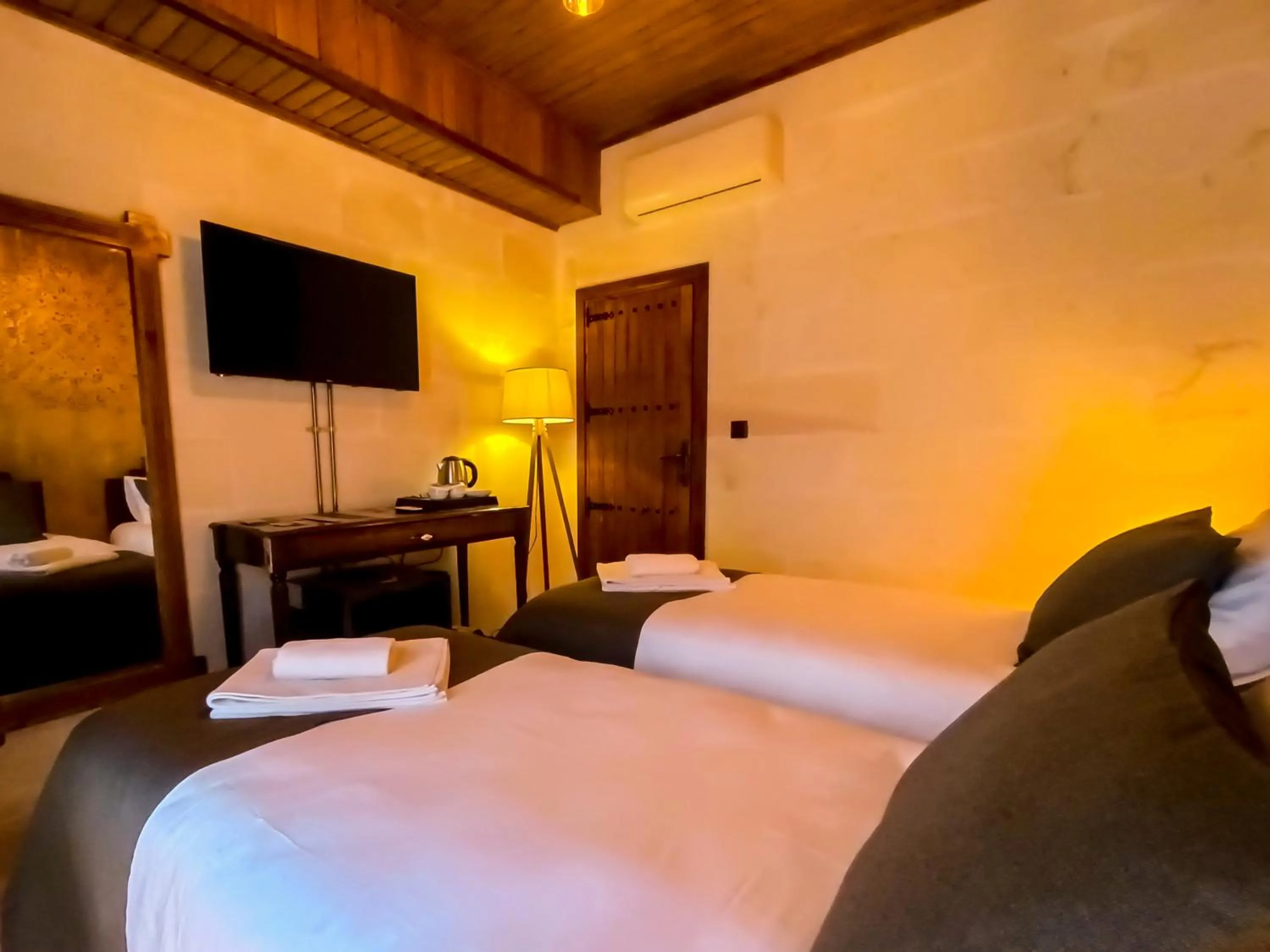 Bed in Reji Boutique Hotel