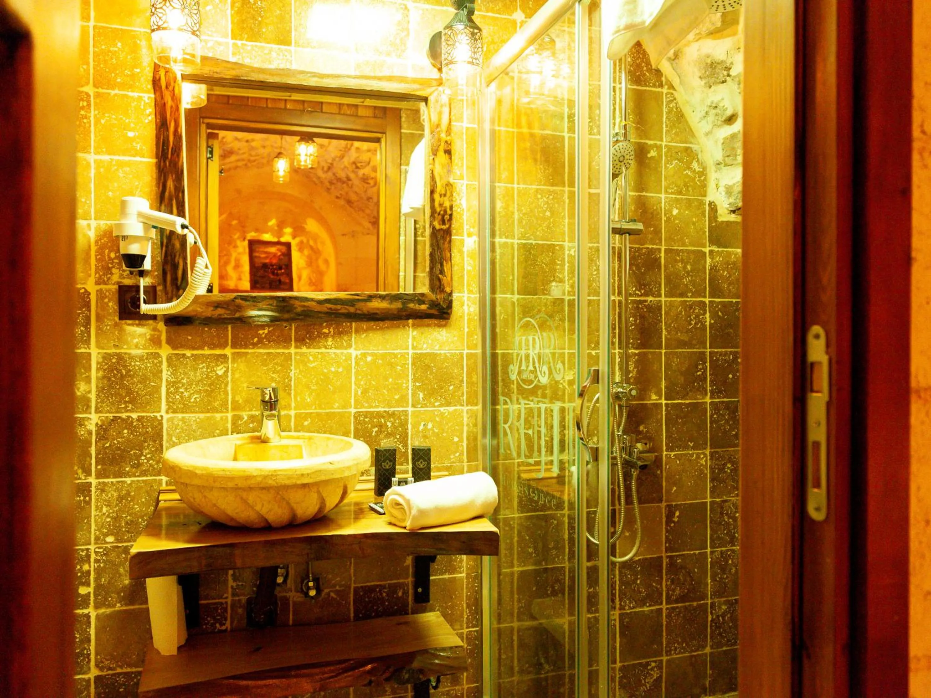 Shower in Reji Boutique Hotel