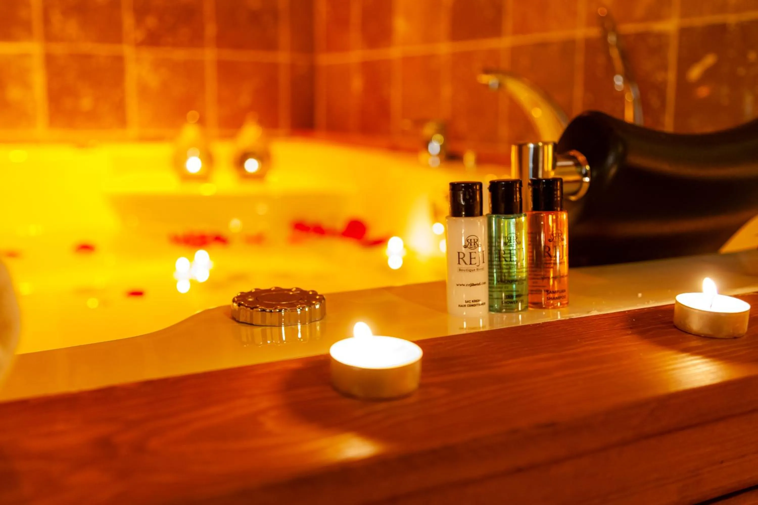 Hot Tub in Reji Boutique Hotel