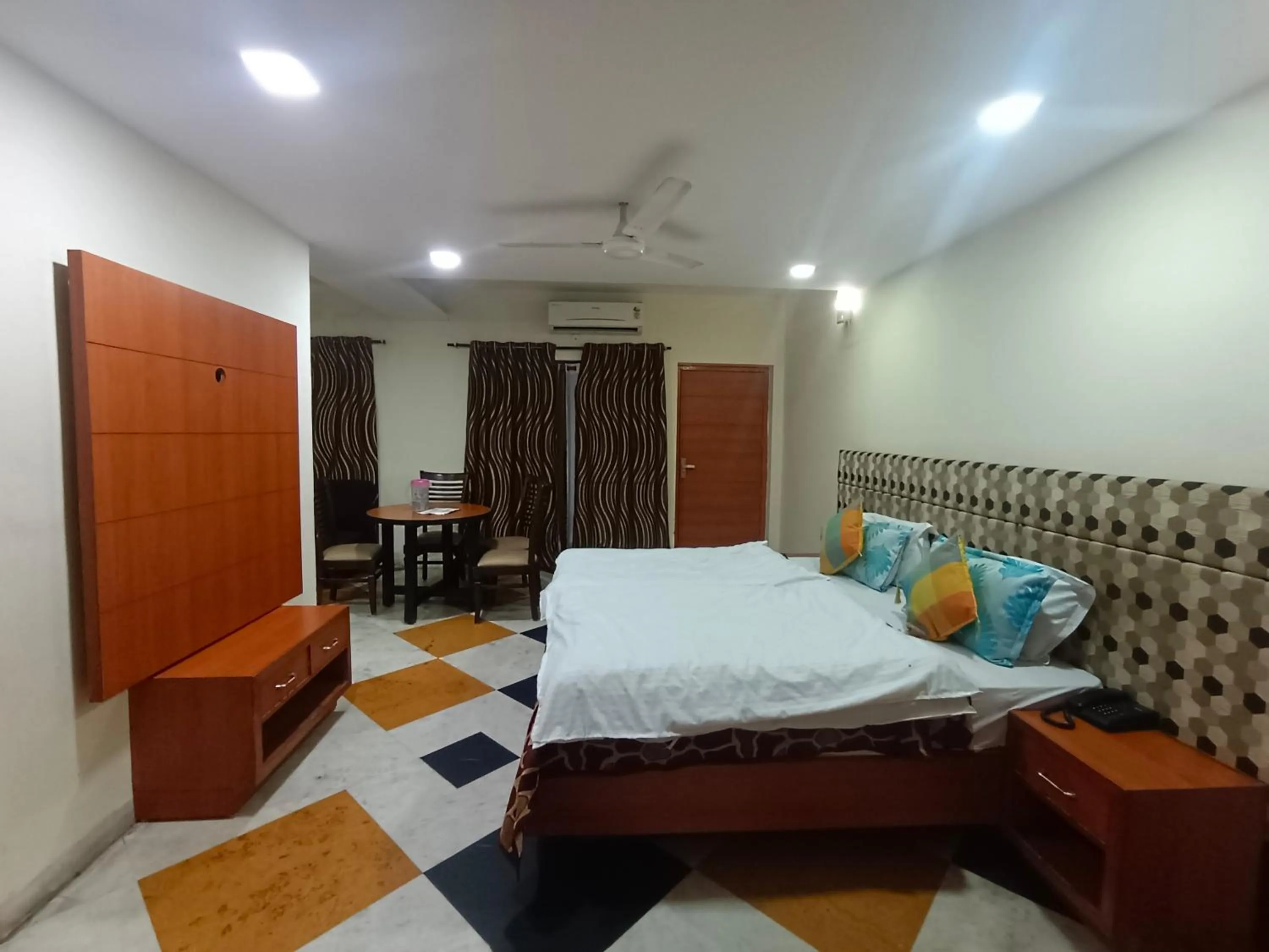 Bedroom, Bed in Hotel Ganga Azure@ Har Ki Pauri Road