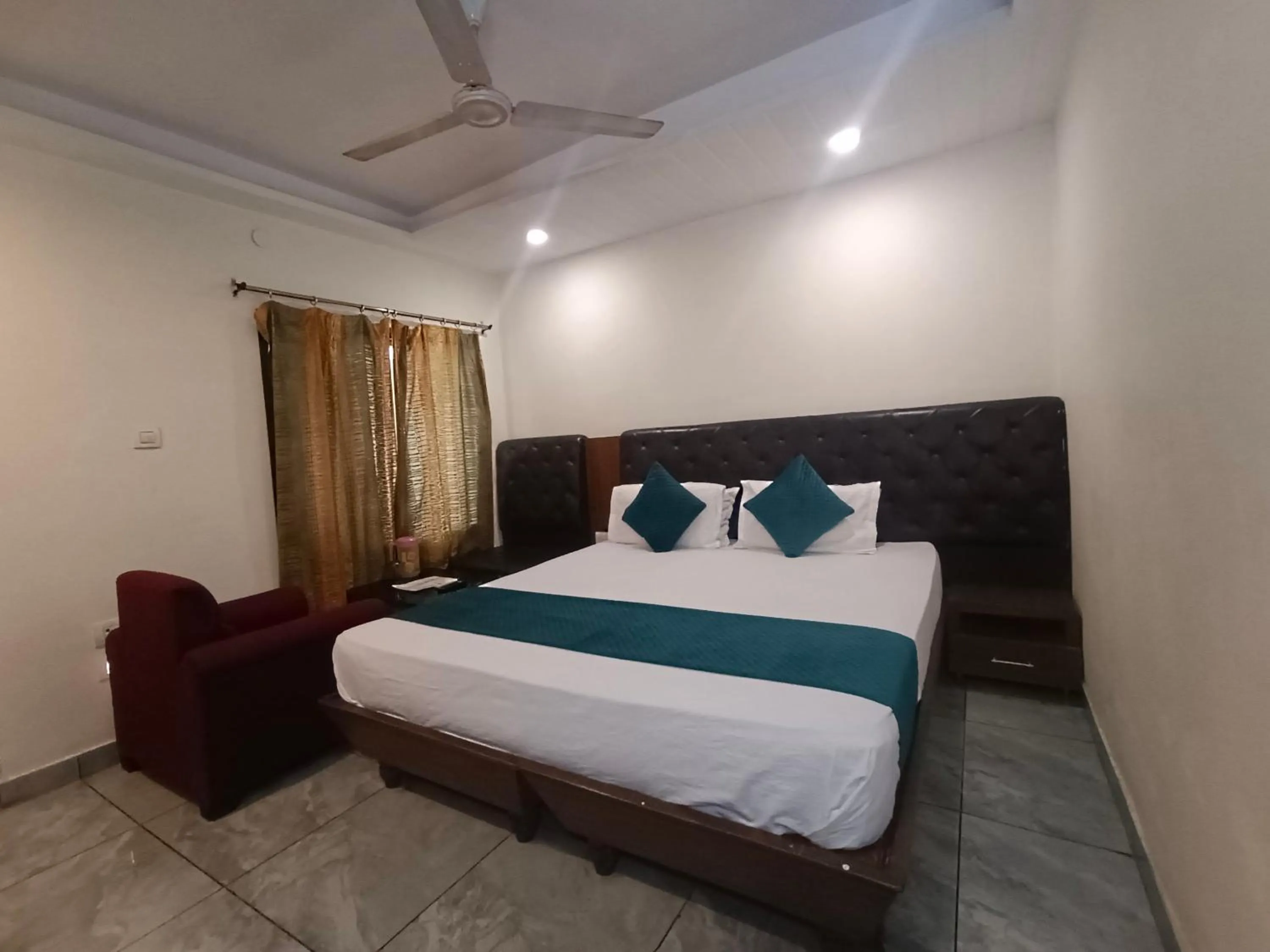 Bedroom, Bed in Hotel Ganga Azure@ Har Ki Pauri Road