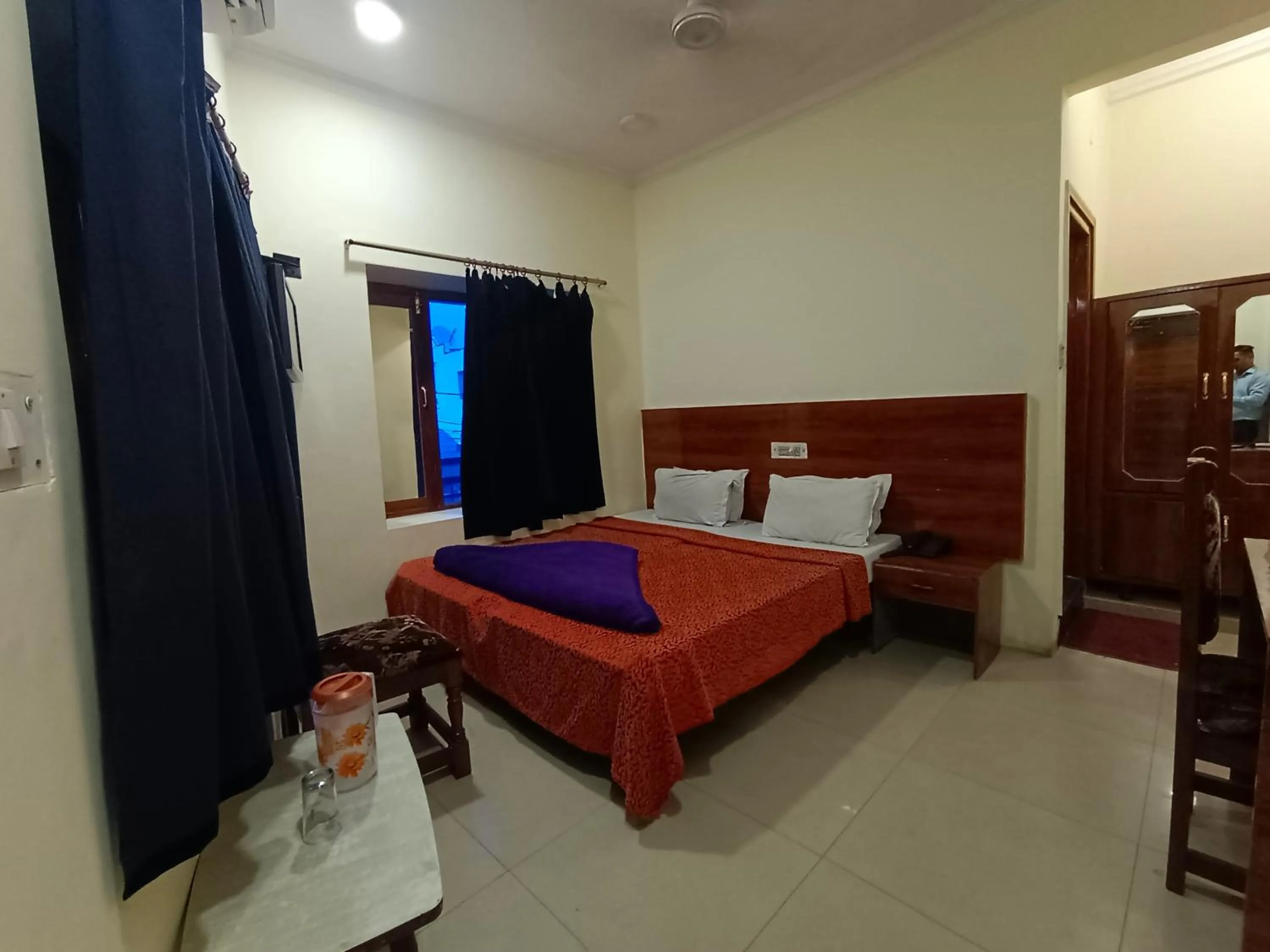 Bedroom, Bed in Hotel Ganga Azure@ Har Ki Pauri Road