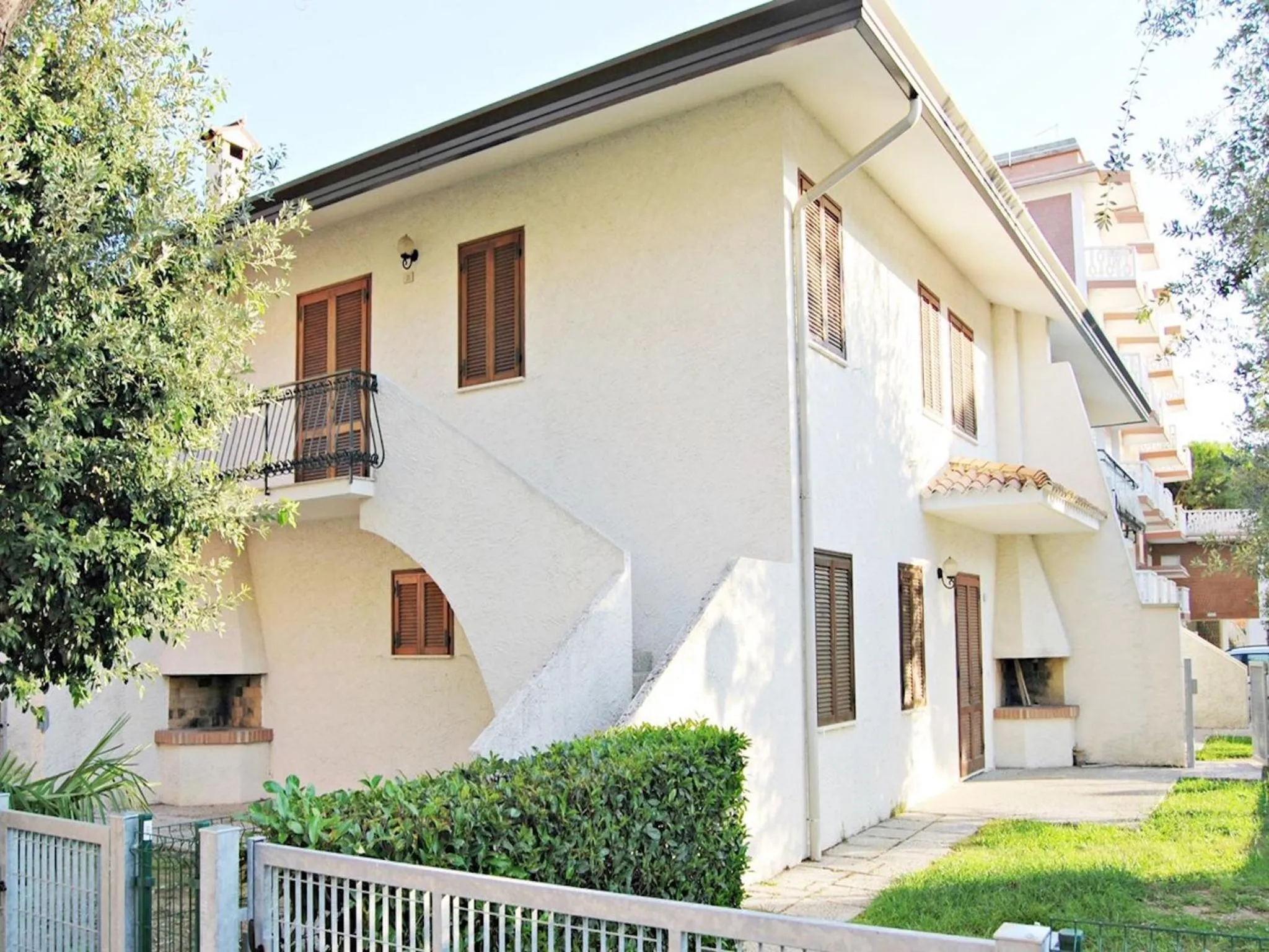 Cozy flat with private garden next to the sea