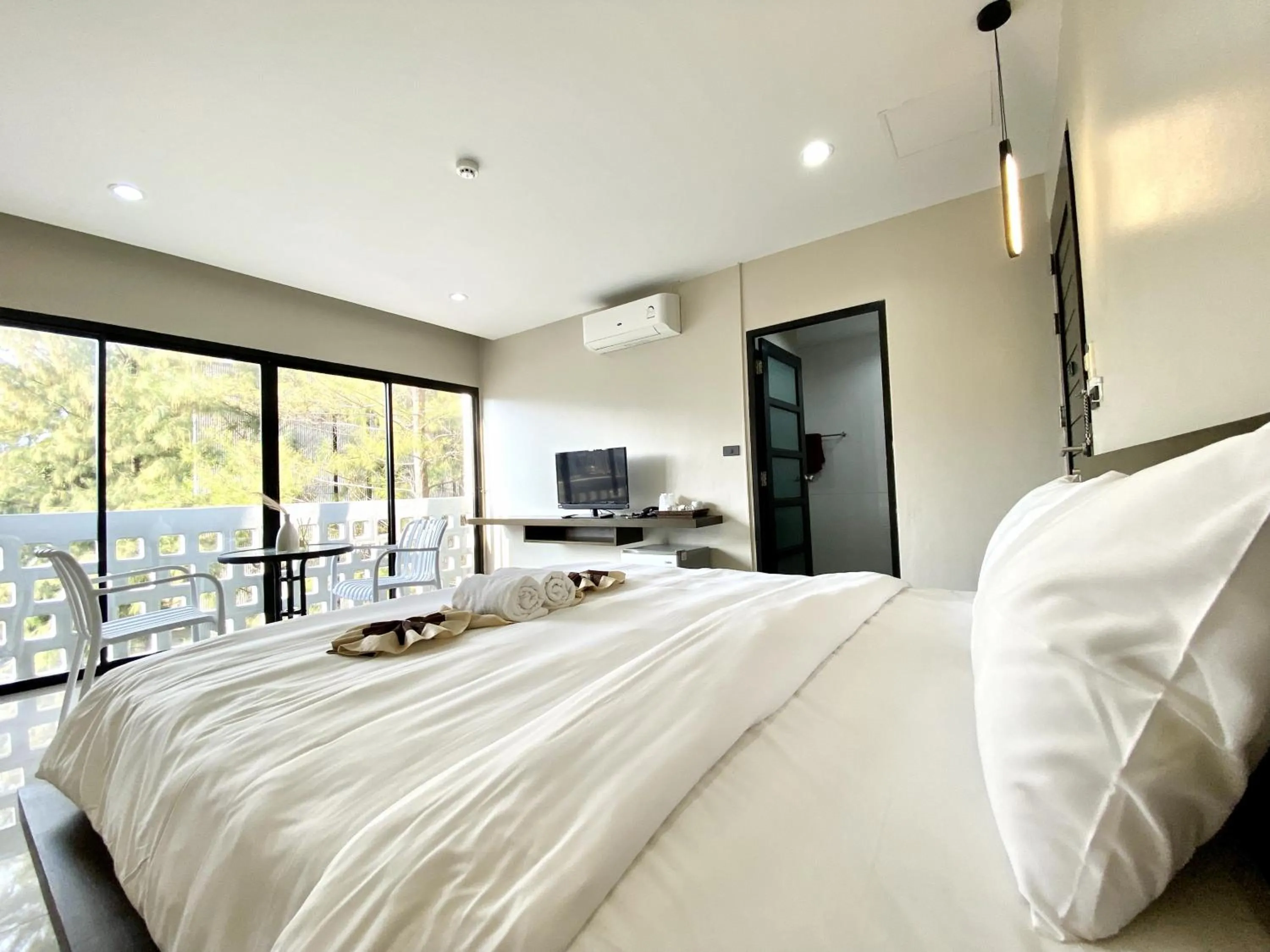 Photo of the whole room, Bed in Mamatel boutique