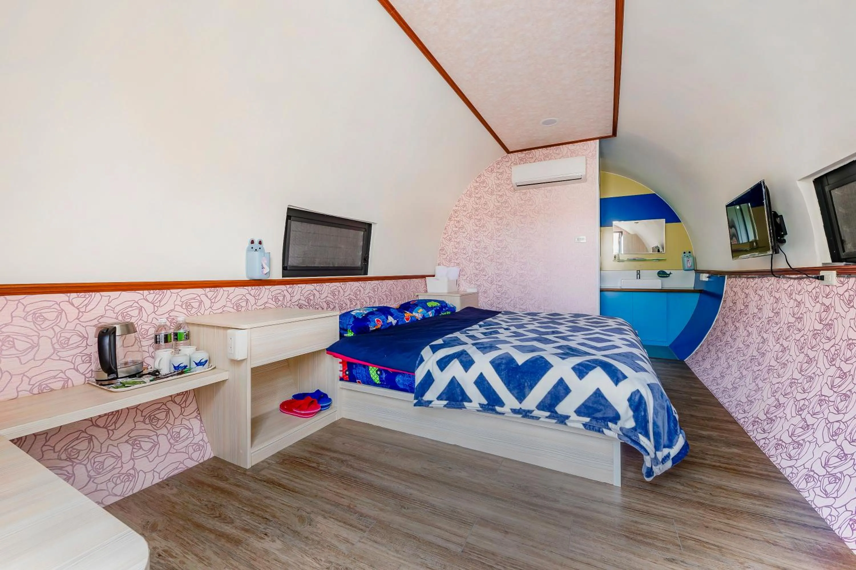 Photo of the whole room, Bed in Shen-Lu-Ju B&B