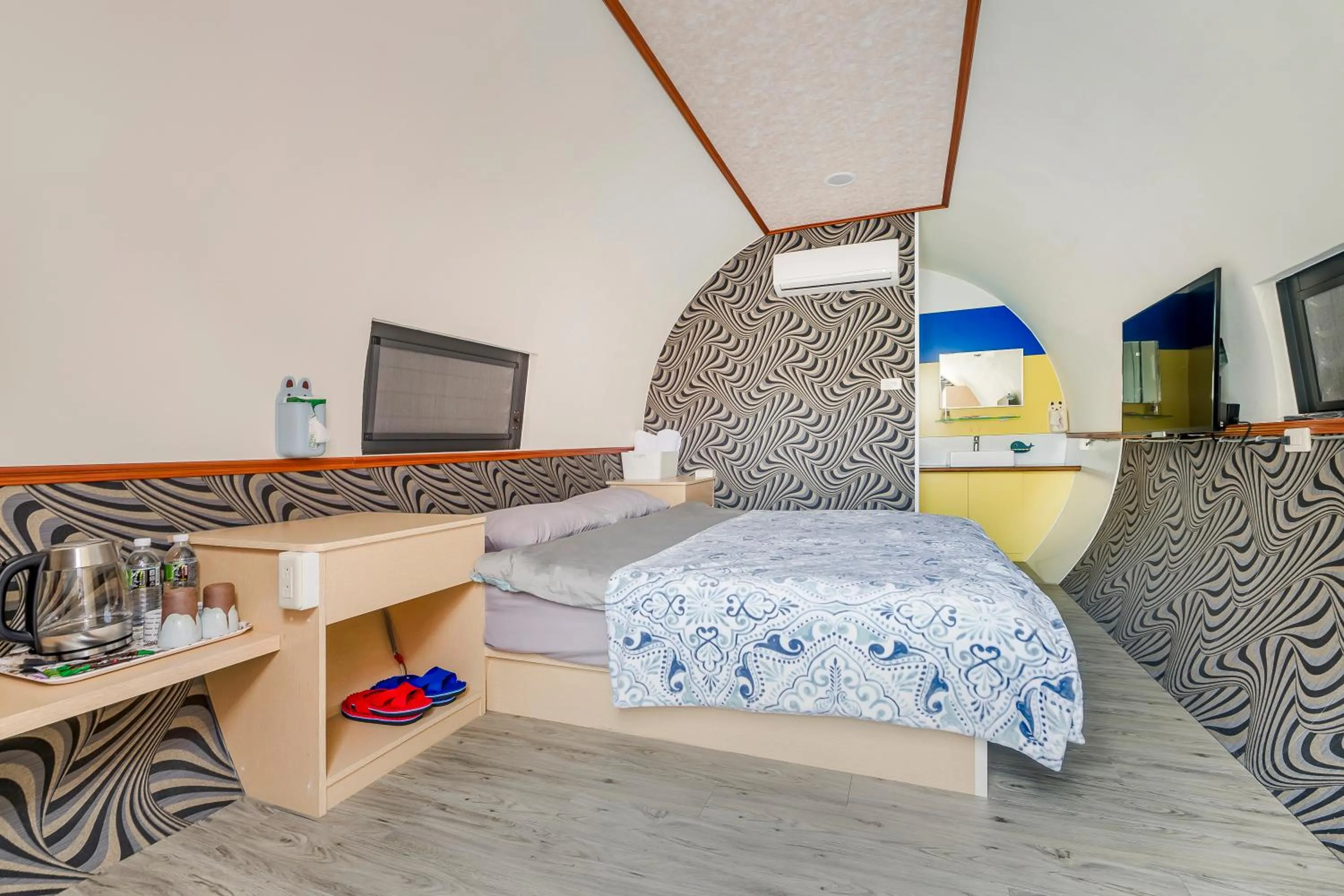 Photo of the whole room, Bed in Shen-Lu-Ju B&B