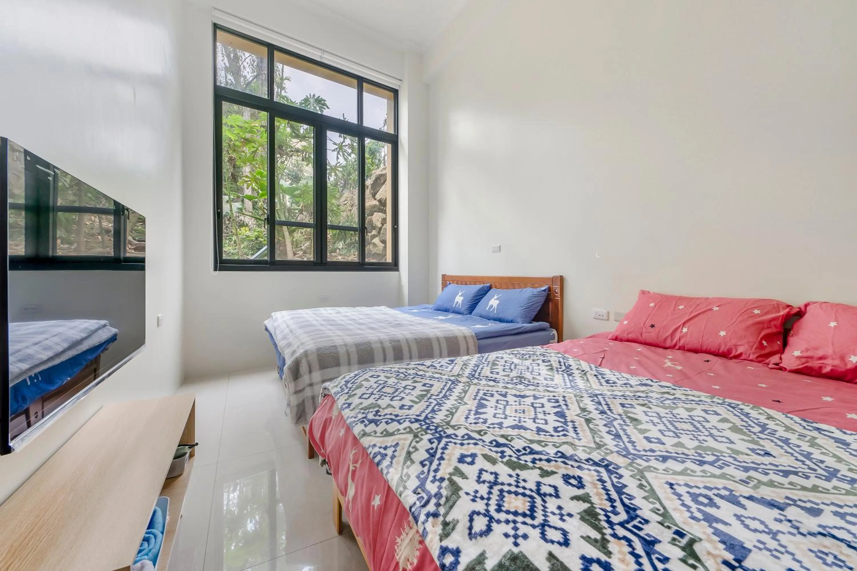 Photo of the whole room, Bed in Shen-Lu-Ju B&B