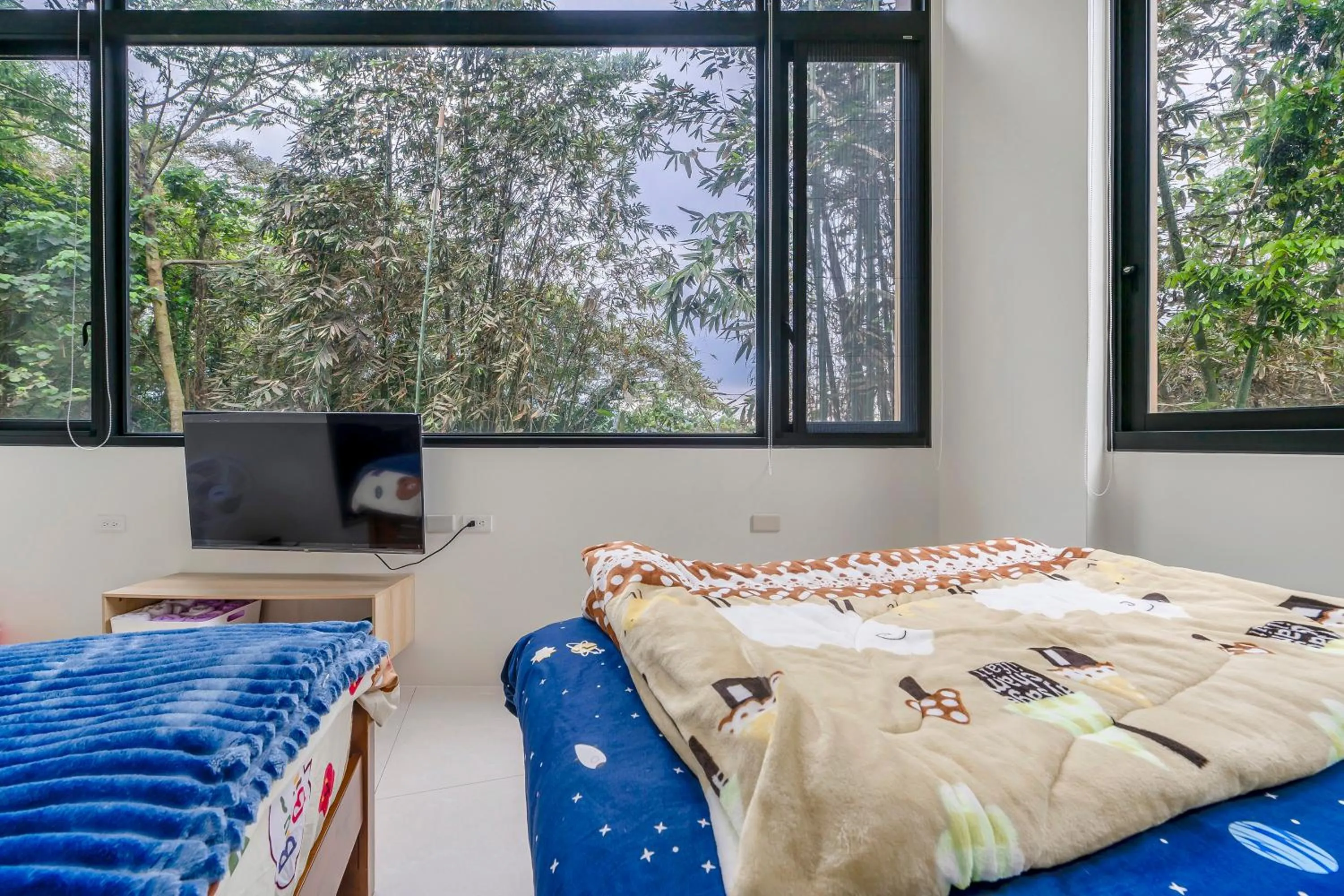 Photo of the whole room, Bed in Shen-Lu-Ju B&B