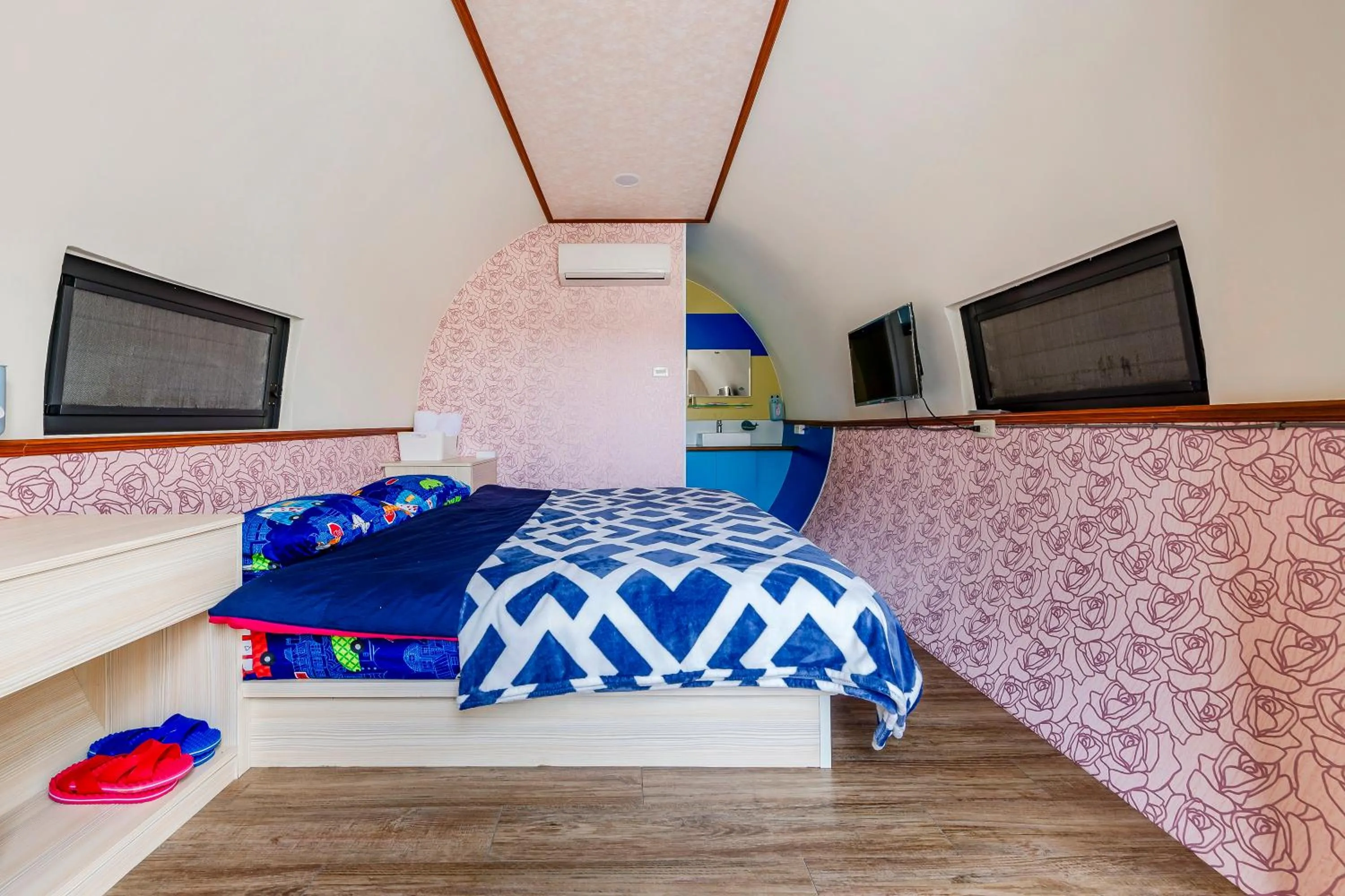 Photo of the whole room, Bed in Shen-Lu-Ju B&B