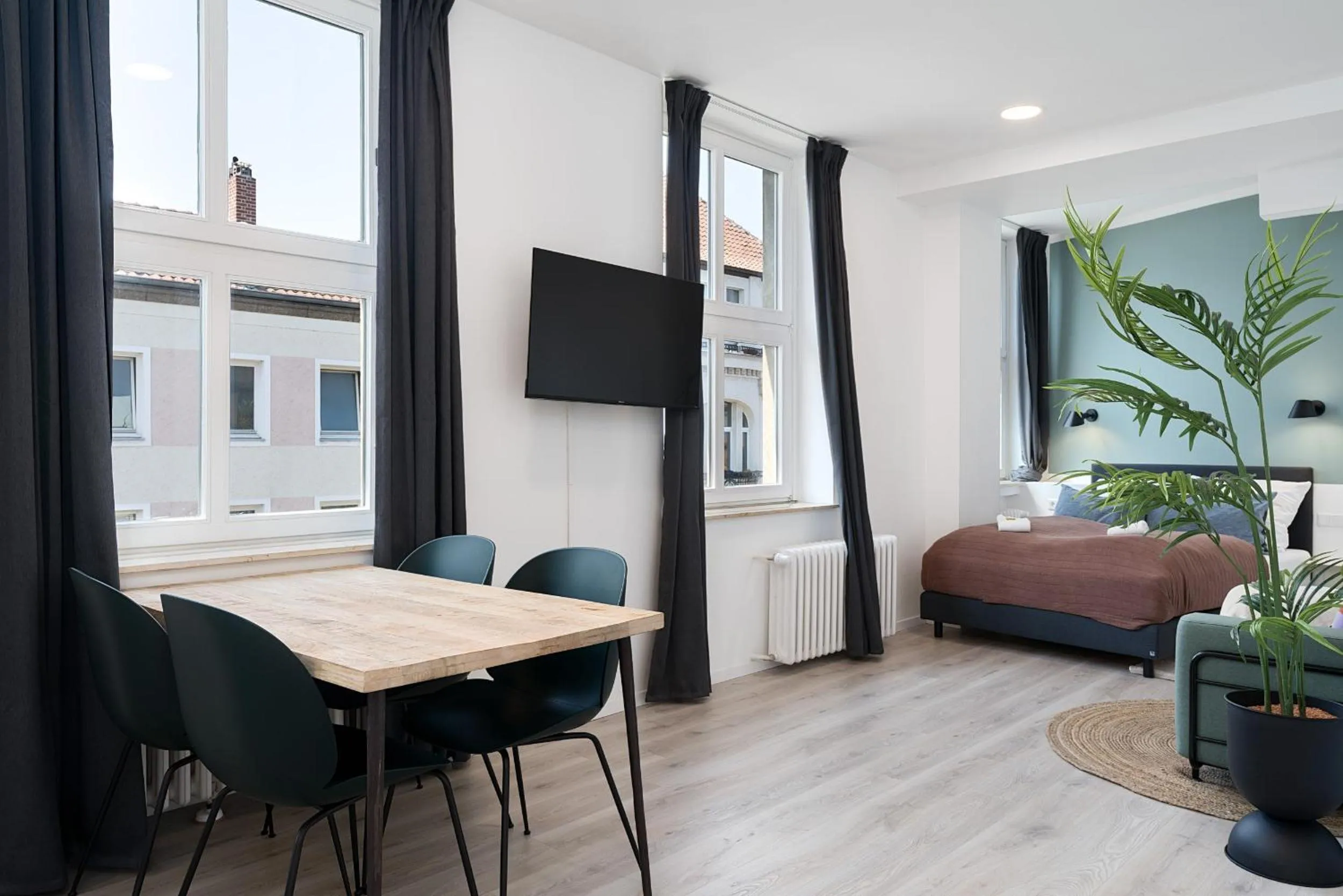 Communal lounge/ TV room, Bed in BRIGHT Hildesheim Angoulemeplatz