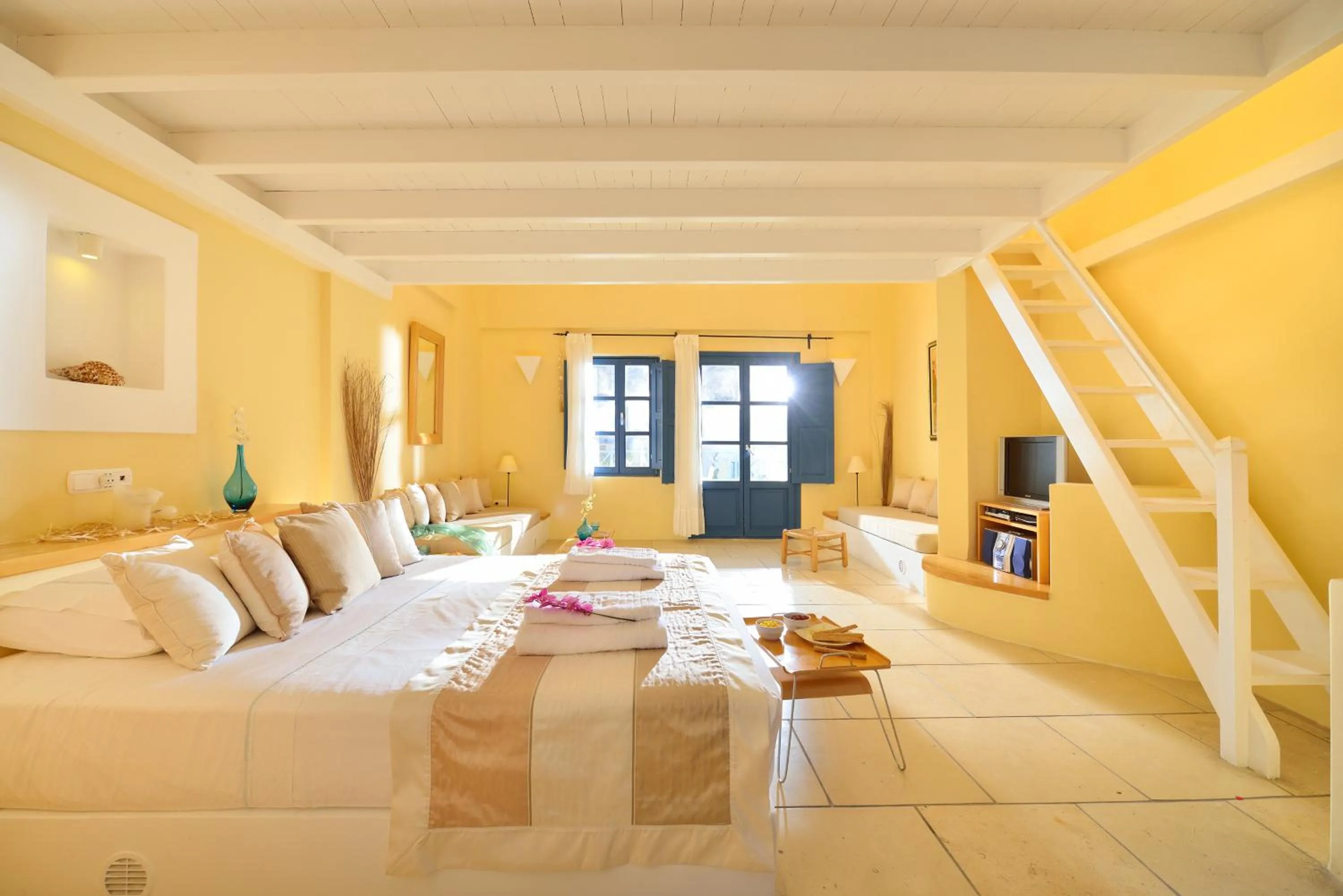 Photo of the whole room, Bed in Tamarix Del Mar Suites