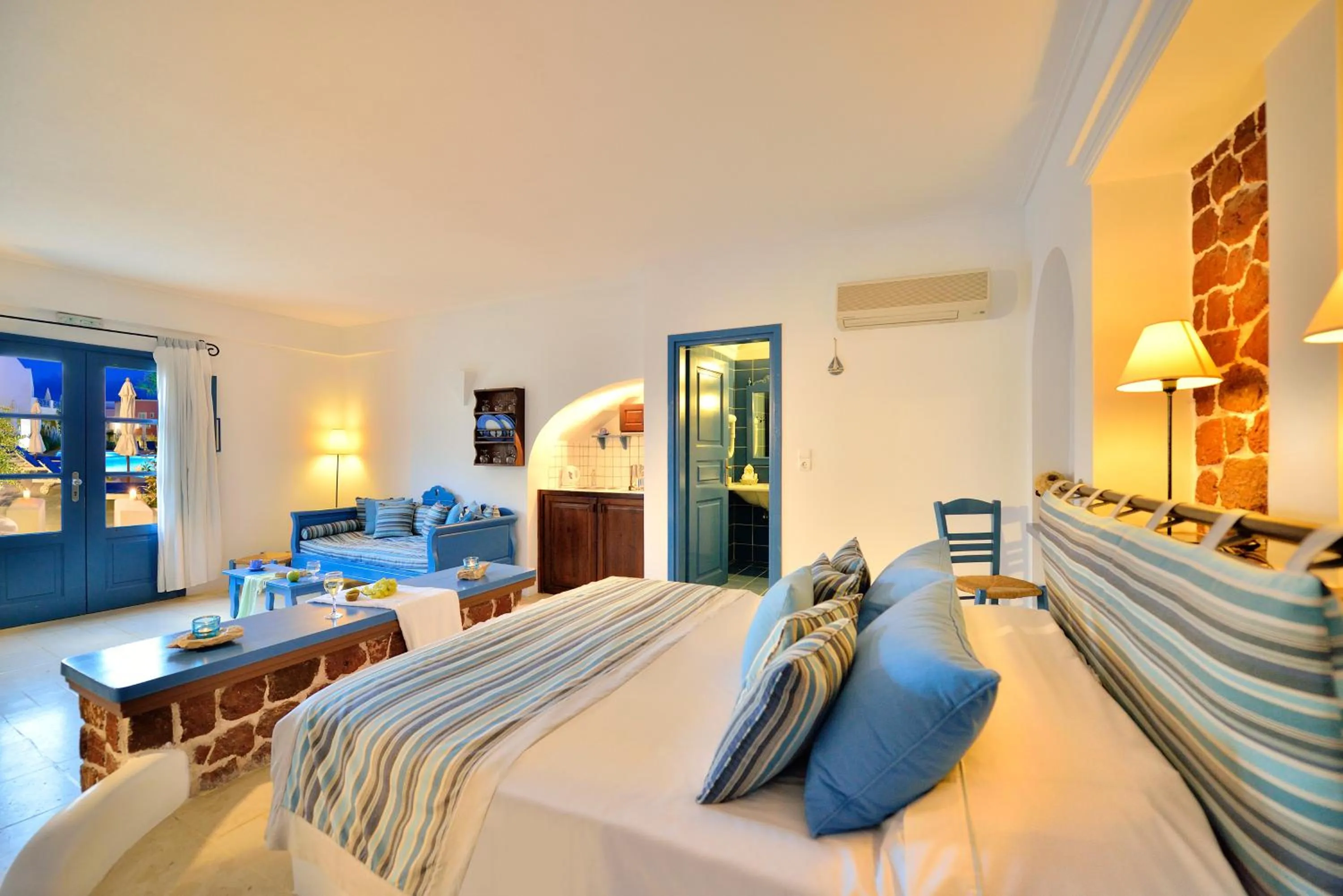 Photo of the whole room, Bed in Tamarix Del Mar Suites