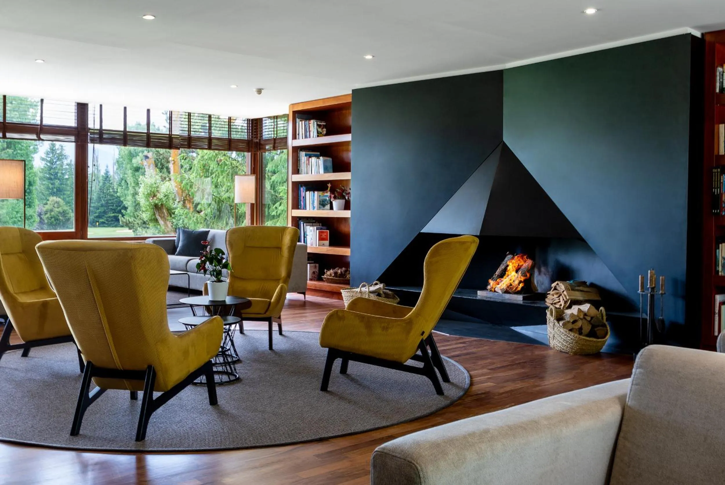 Communal lounge/ TV room in Hotel Xalet del Golf