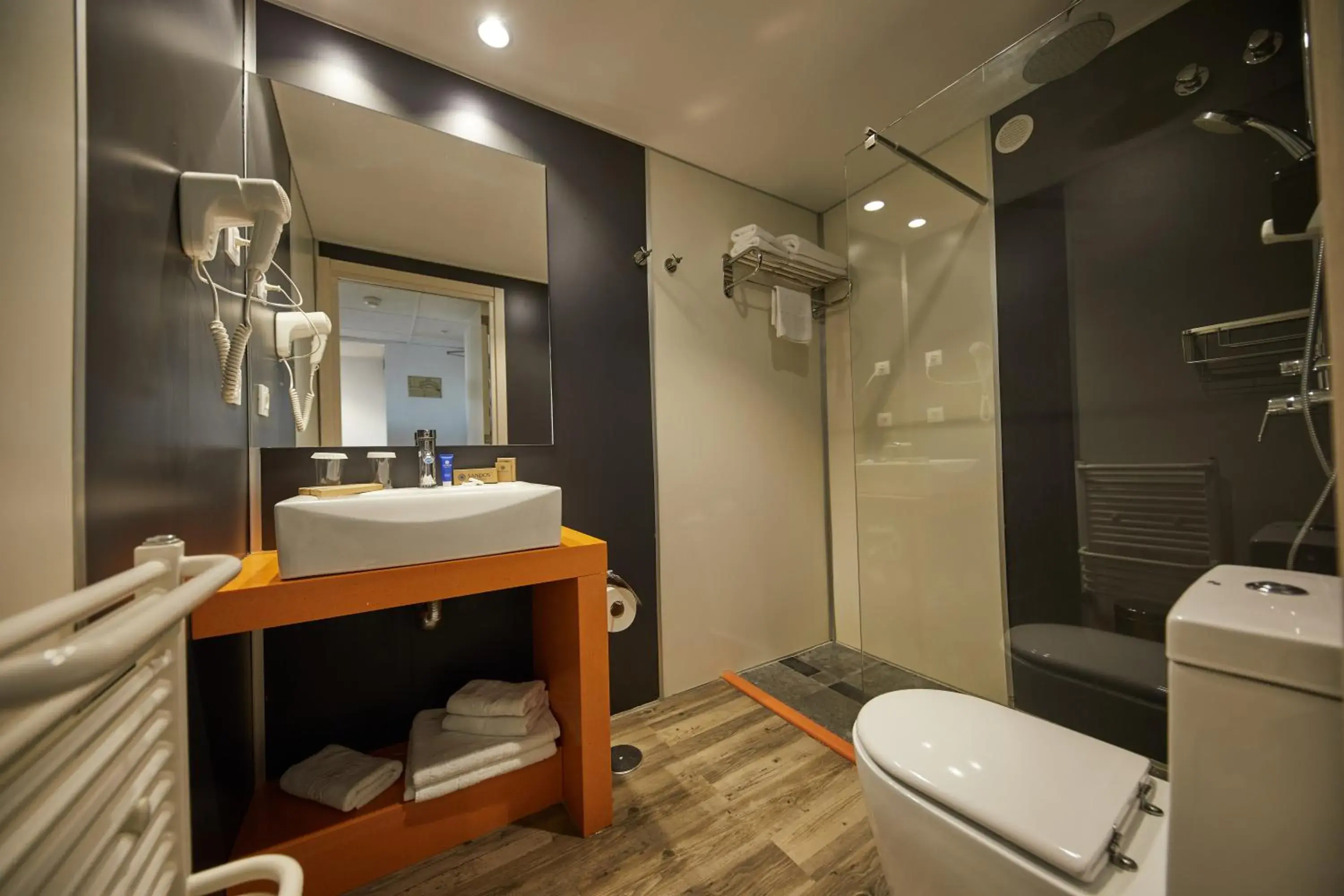 Bathroom in Sandos Benidorm Suites Bathroom in Sandos Benidorm Suites