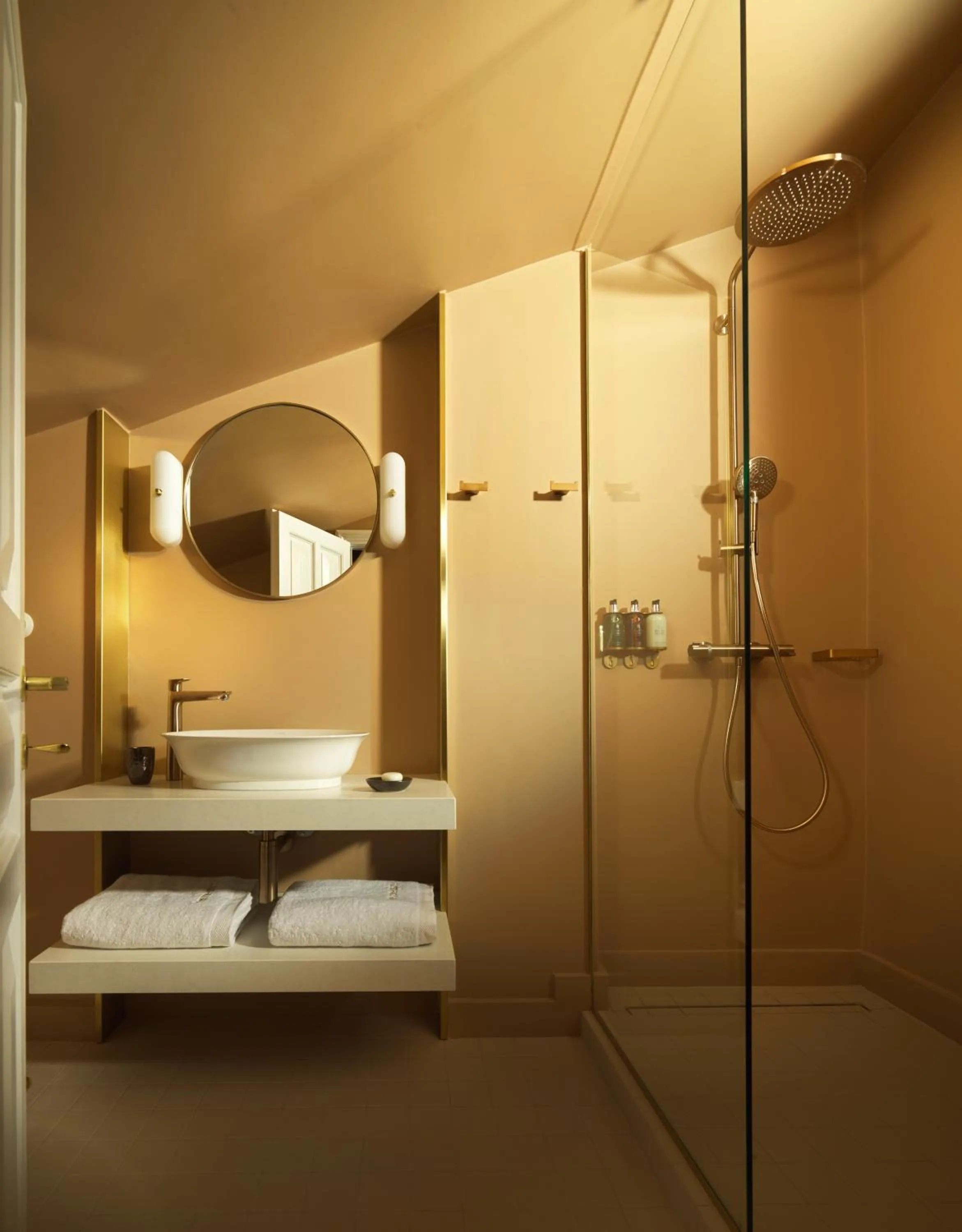 Shower in Monument Hotel