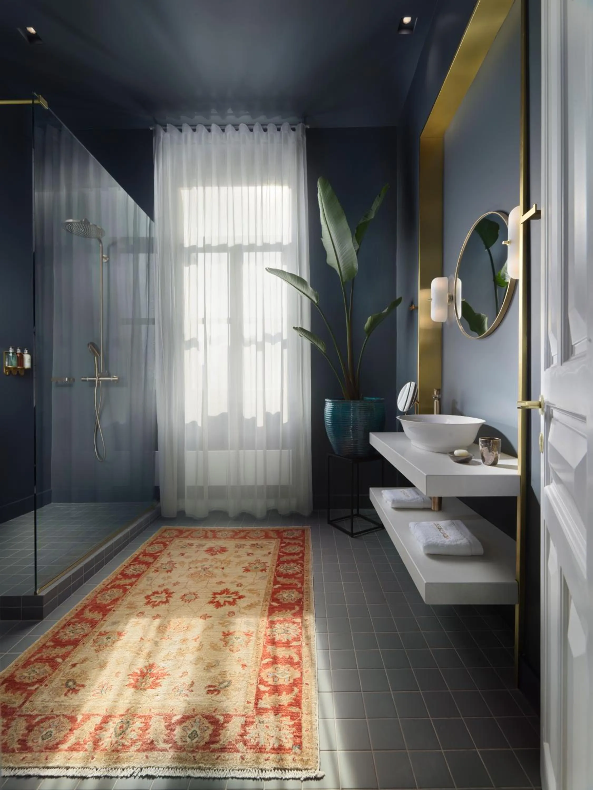 Bathroom, Bed in Monument Hotel