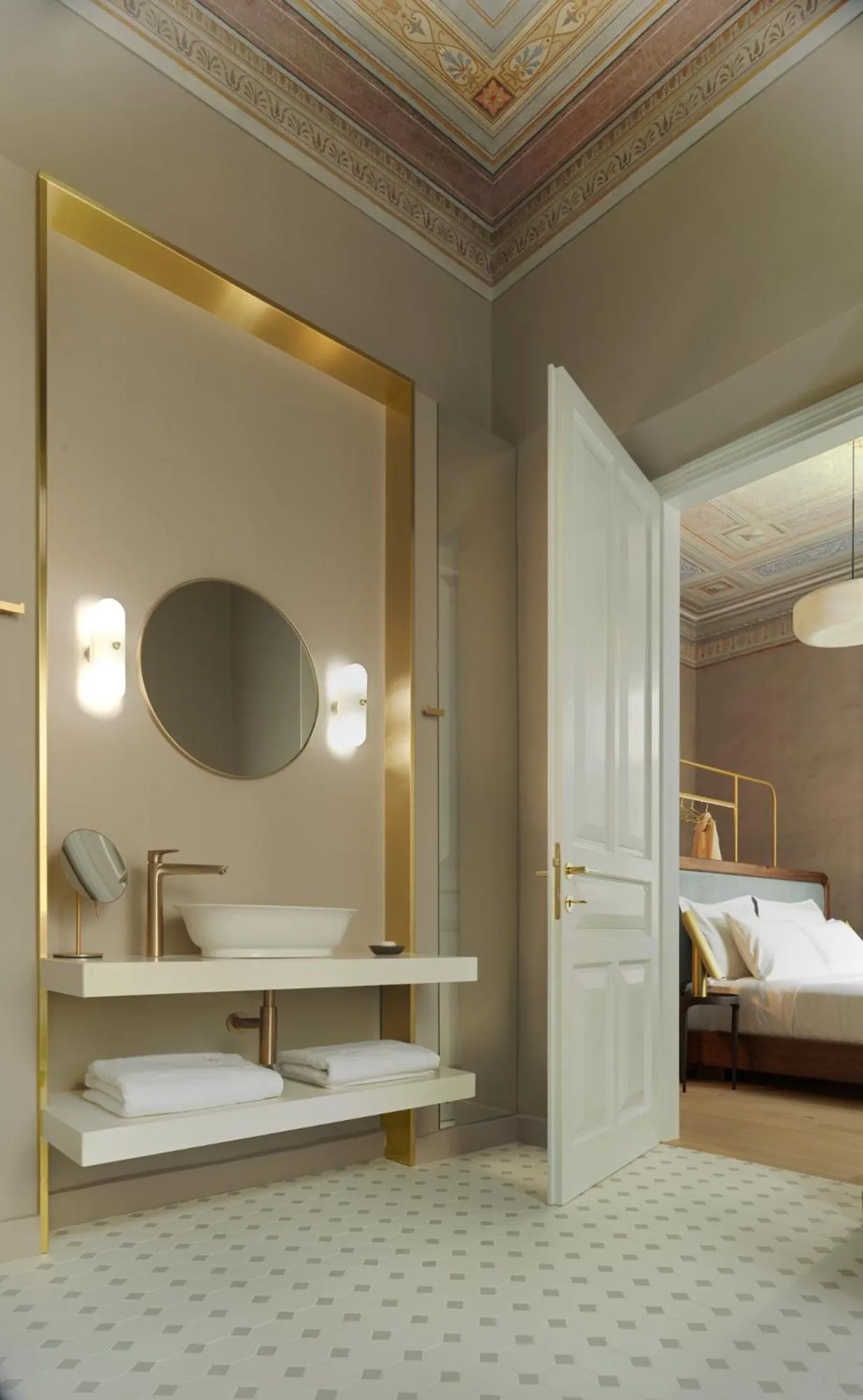 Bathroom, Bed in Monument Hotel