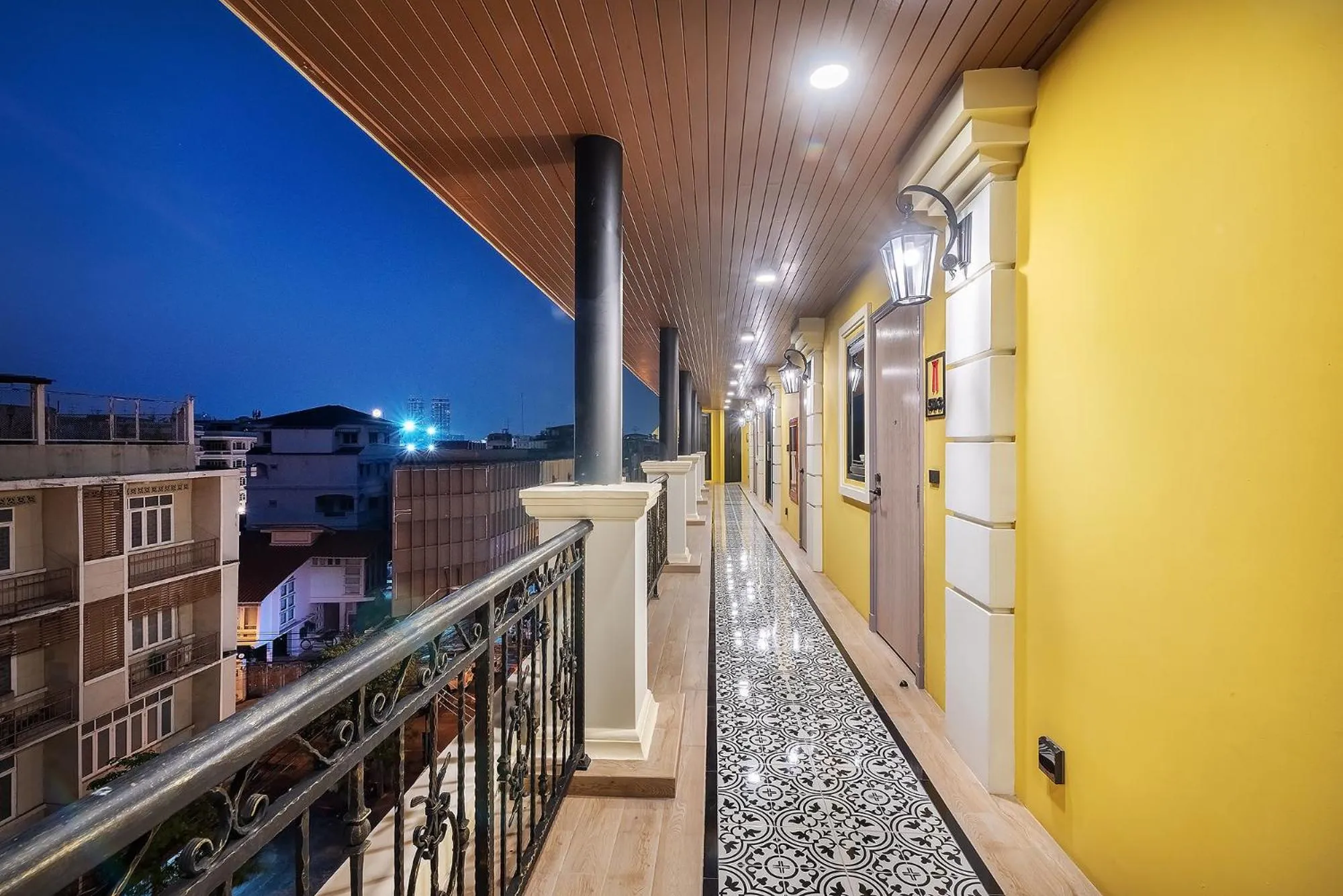 Night in Phra Nakhon Poshtel