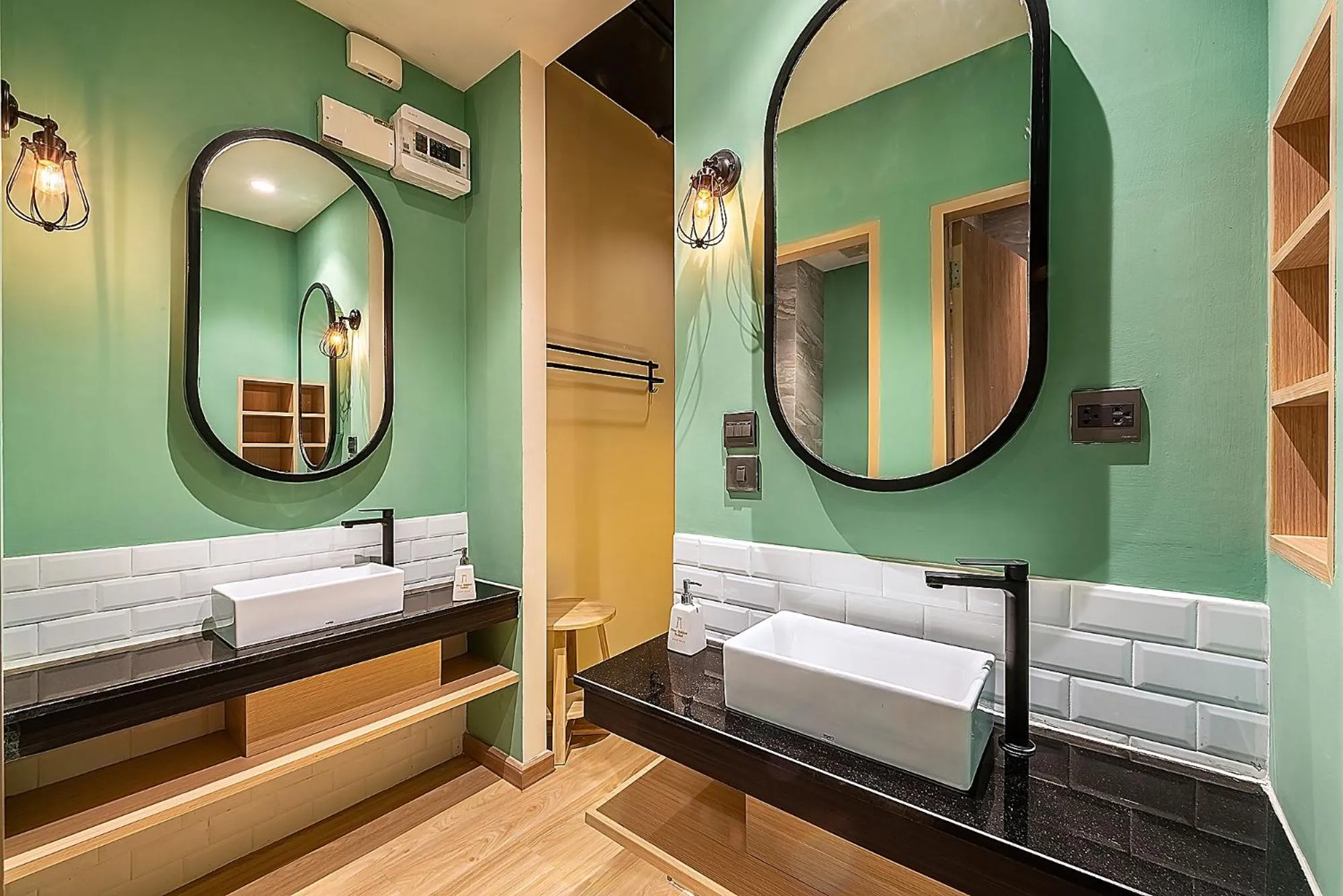 Bathroom, Bed in Phra Nakhon Poshtel