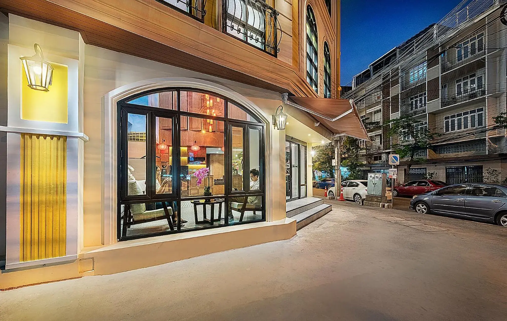 Property building in Phra Nakhon Poshtel Property building in Phra Nakhon Poshtel