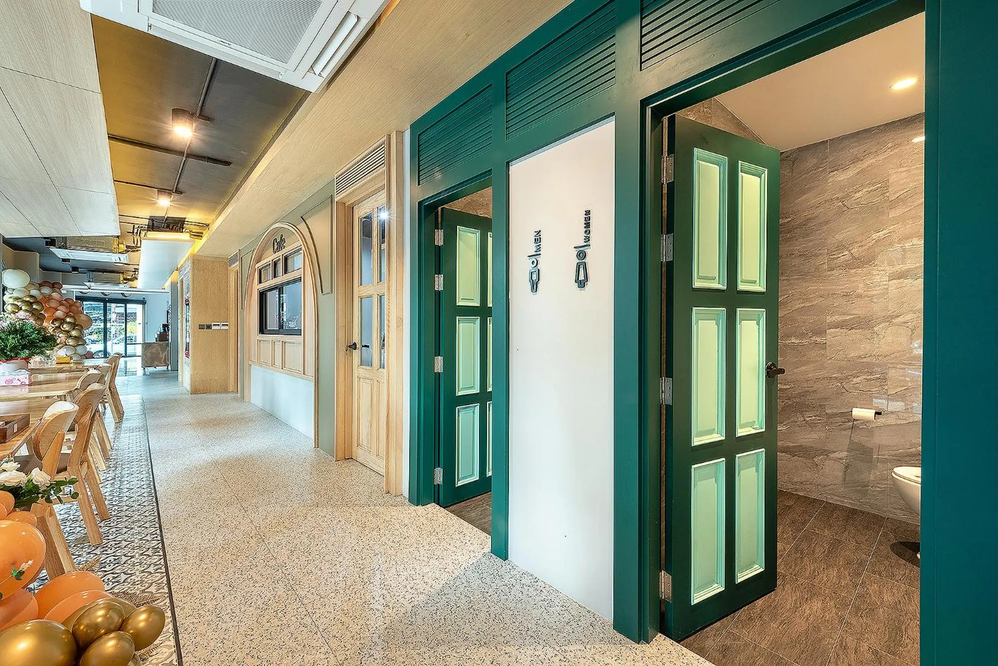 Bathroom in Phra Nakhon Poshtel