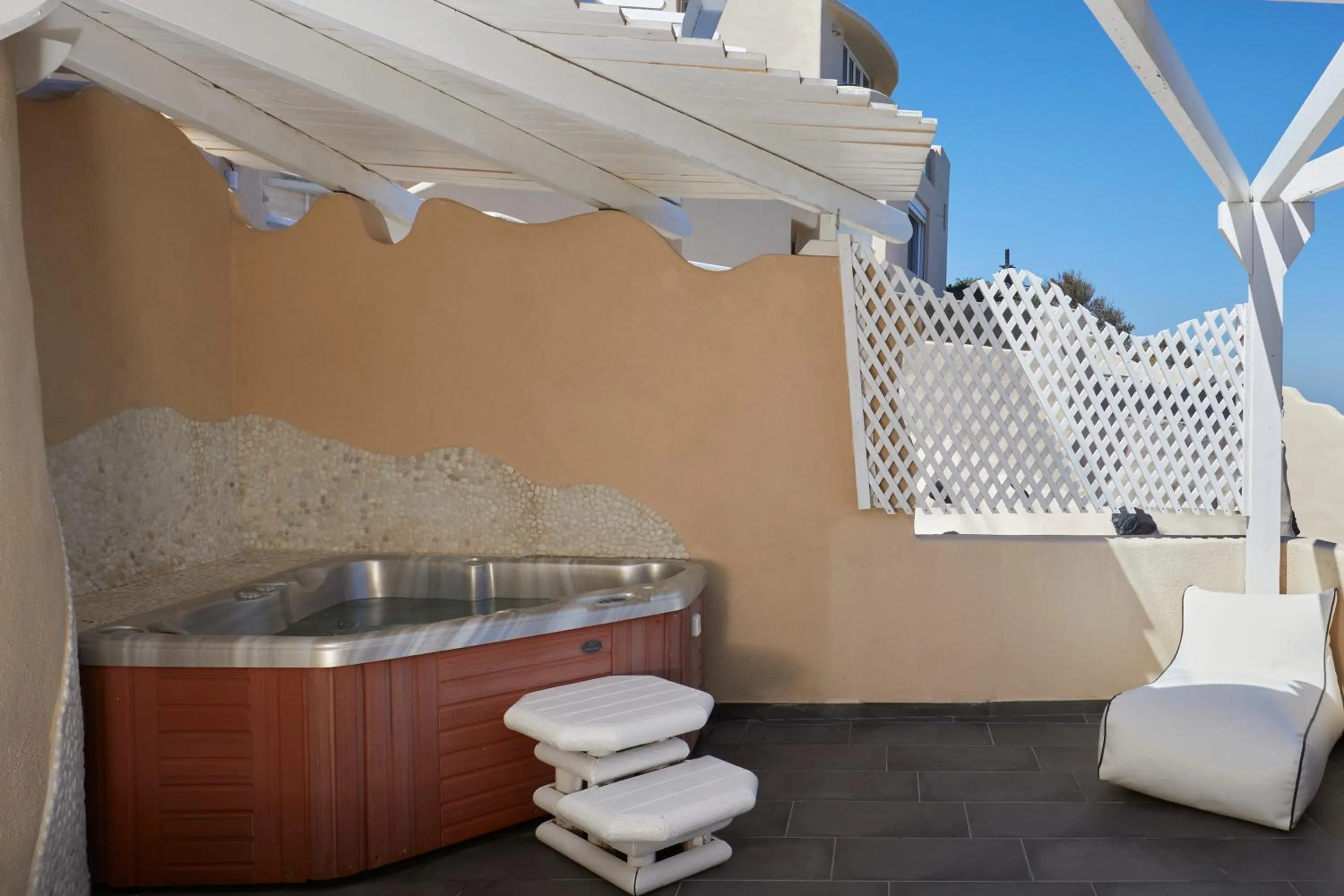 Hot Tub in Suites of the Gods Cave Spa Hotel