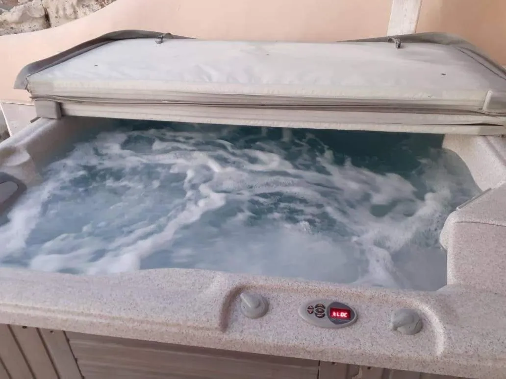 Hot Tub in Suites of the Gods Cave Spa Hotel