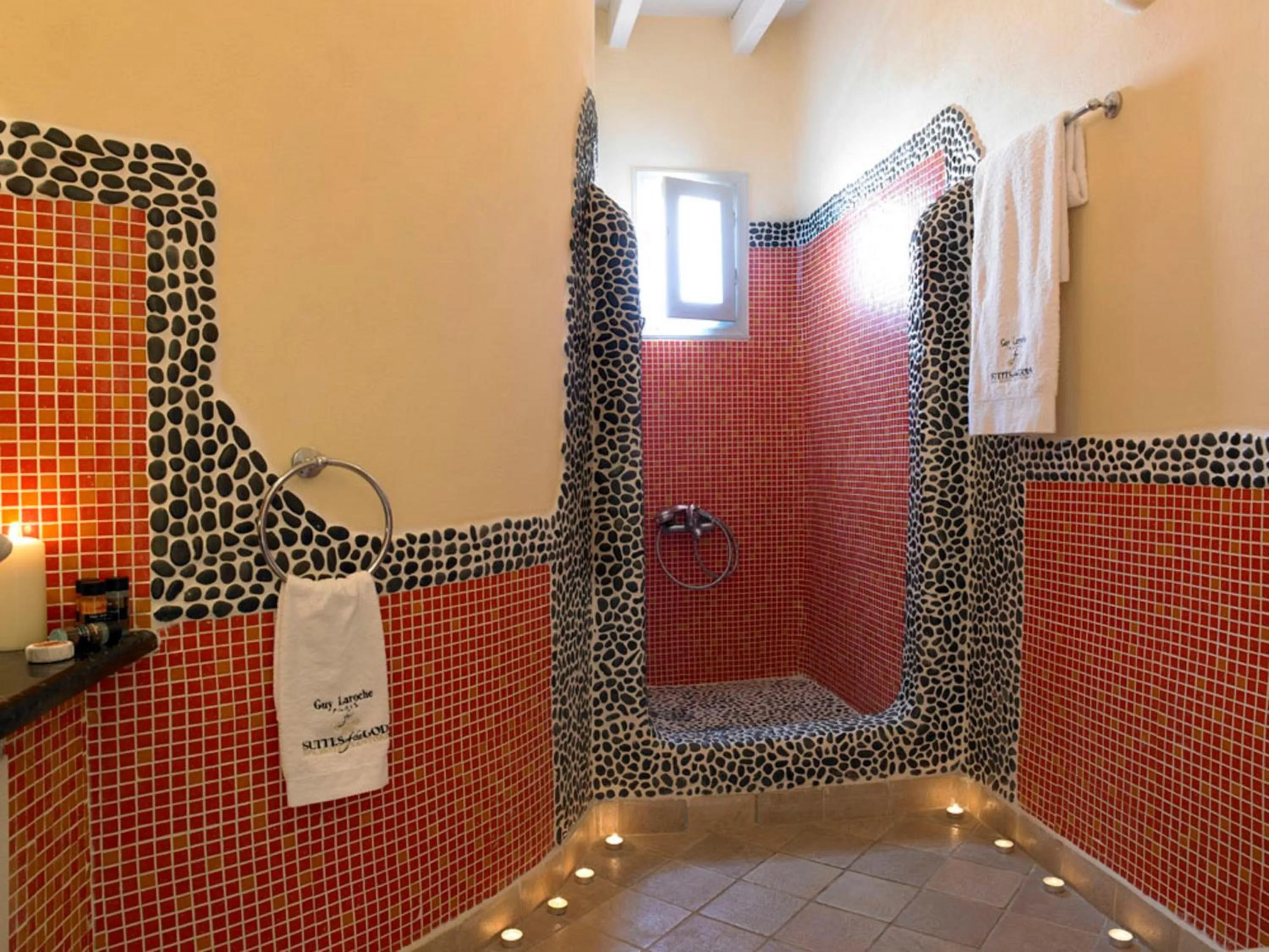 Shower in Suites of the Gods Cave Spa Hotel