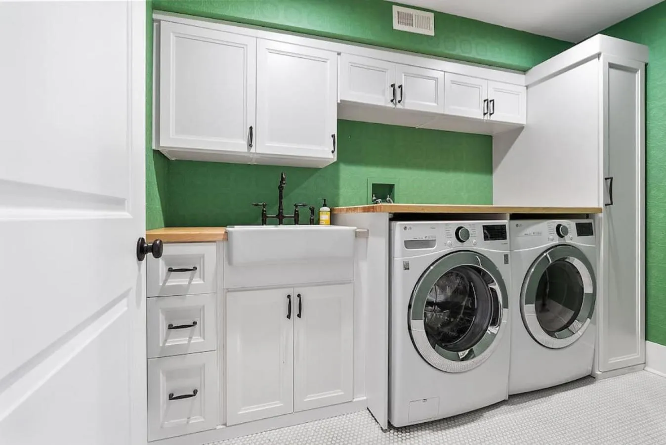 washing machine in Designer 3 BR Townhome with Beautiful Backyard