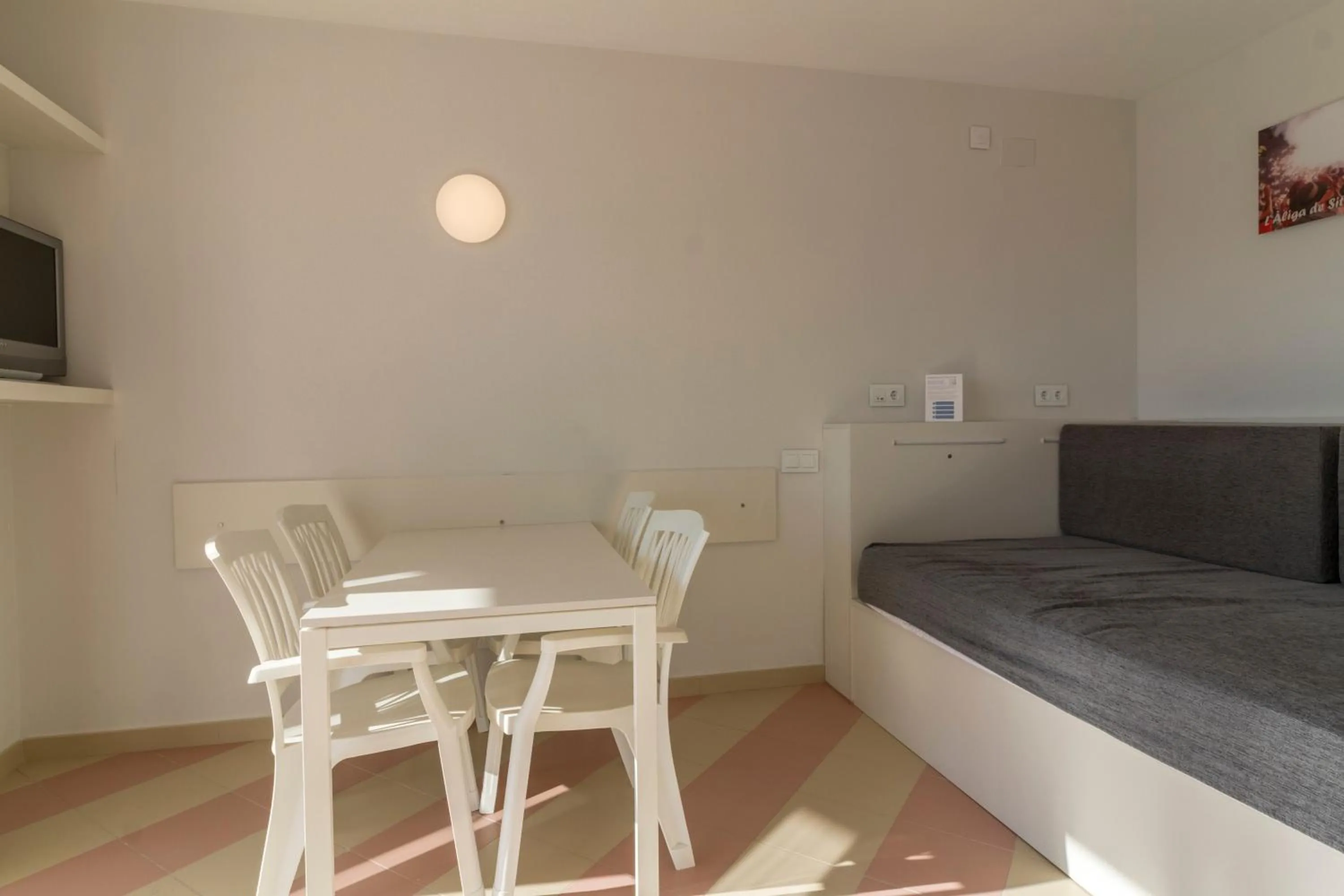 Dining area, Bed in Apartamentos Sunway Amapola