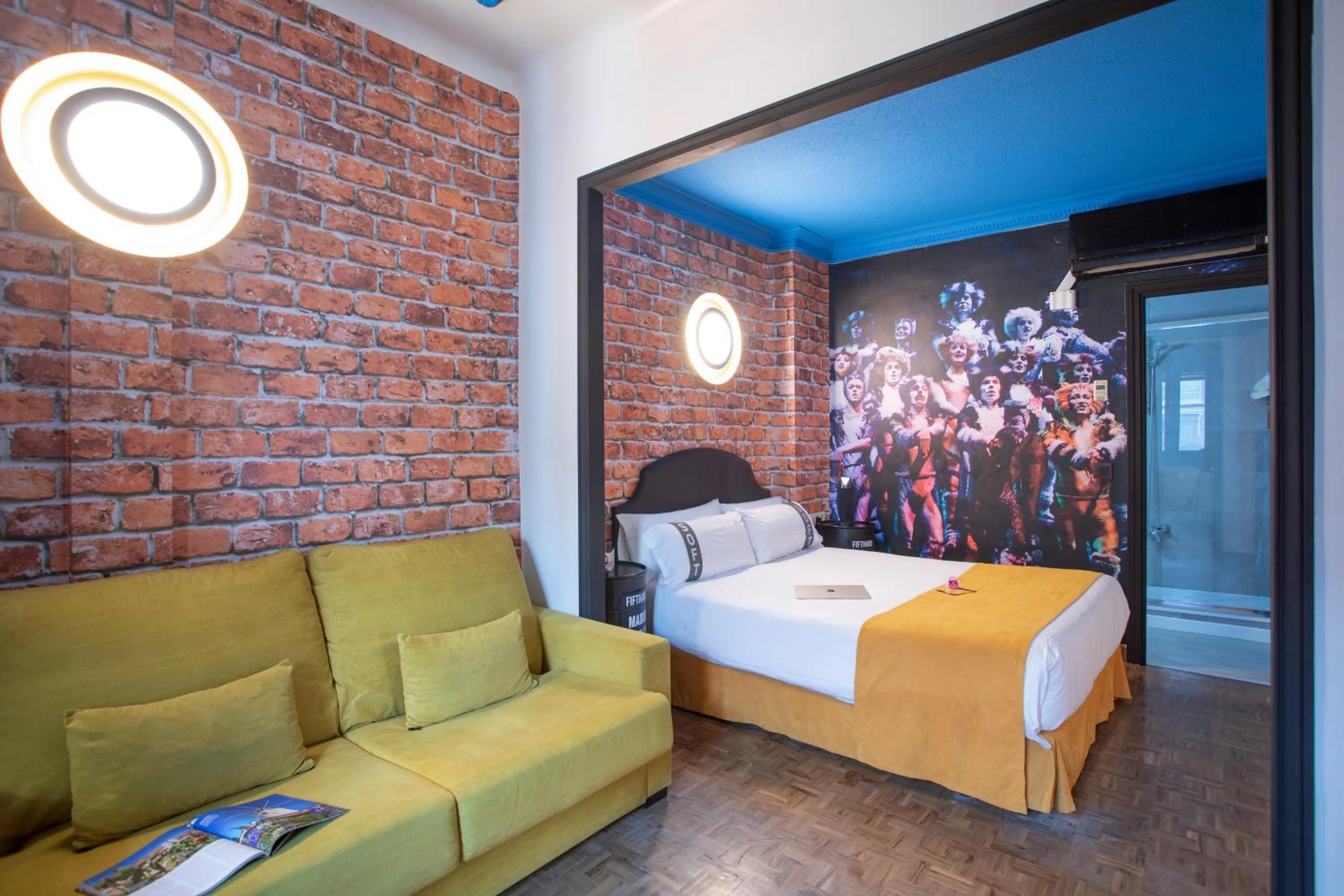 Photo of the whole room, Bed in Casual del Teatro Madrid