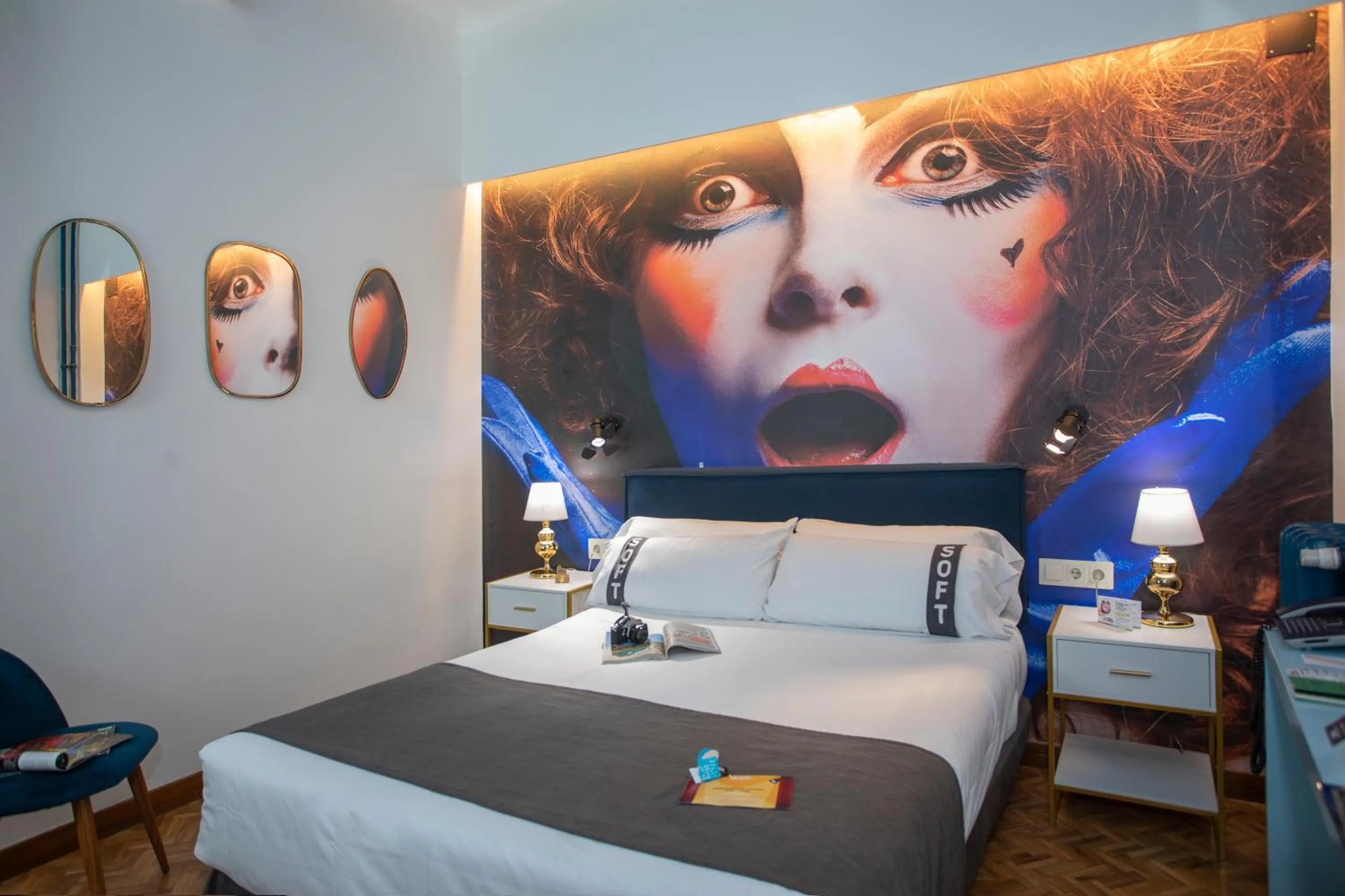 Photo of the whole room, Bed in Casual del Teatro Madrid