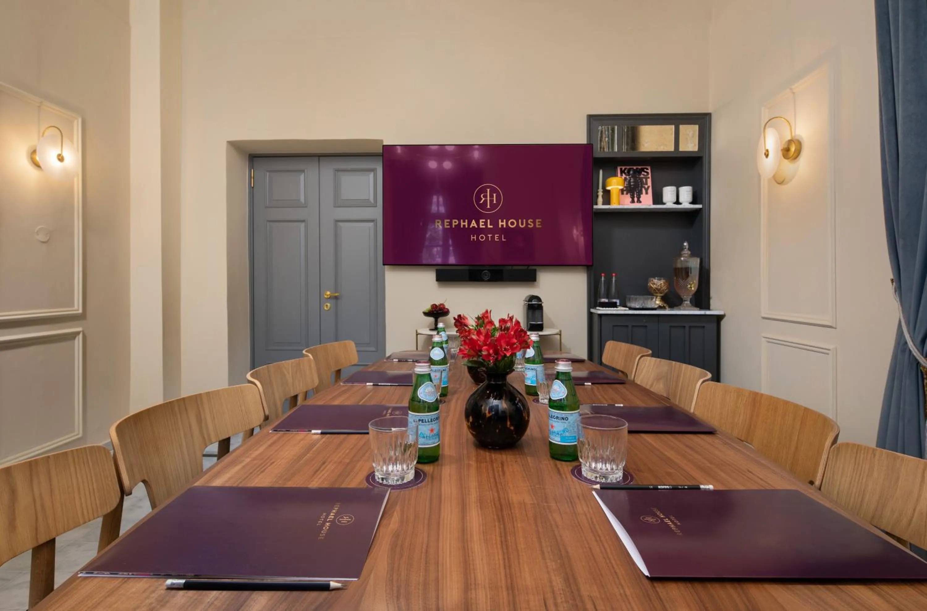 TV and multimedia in Rephael House Boutique Hotel