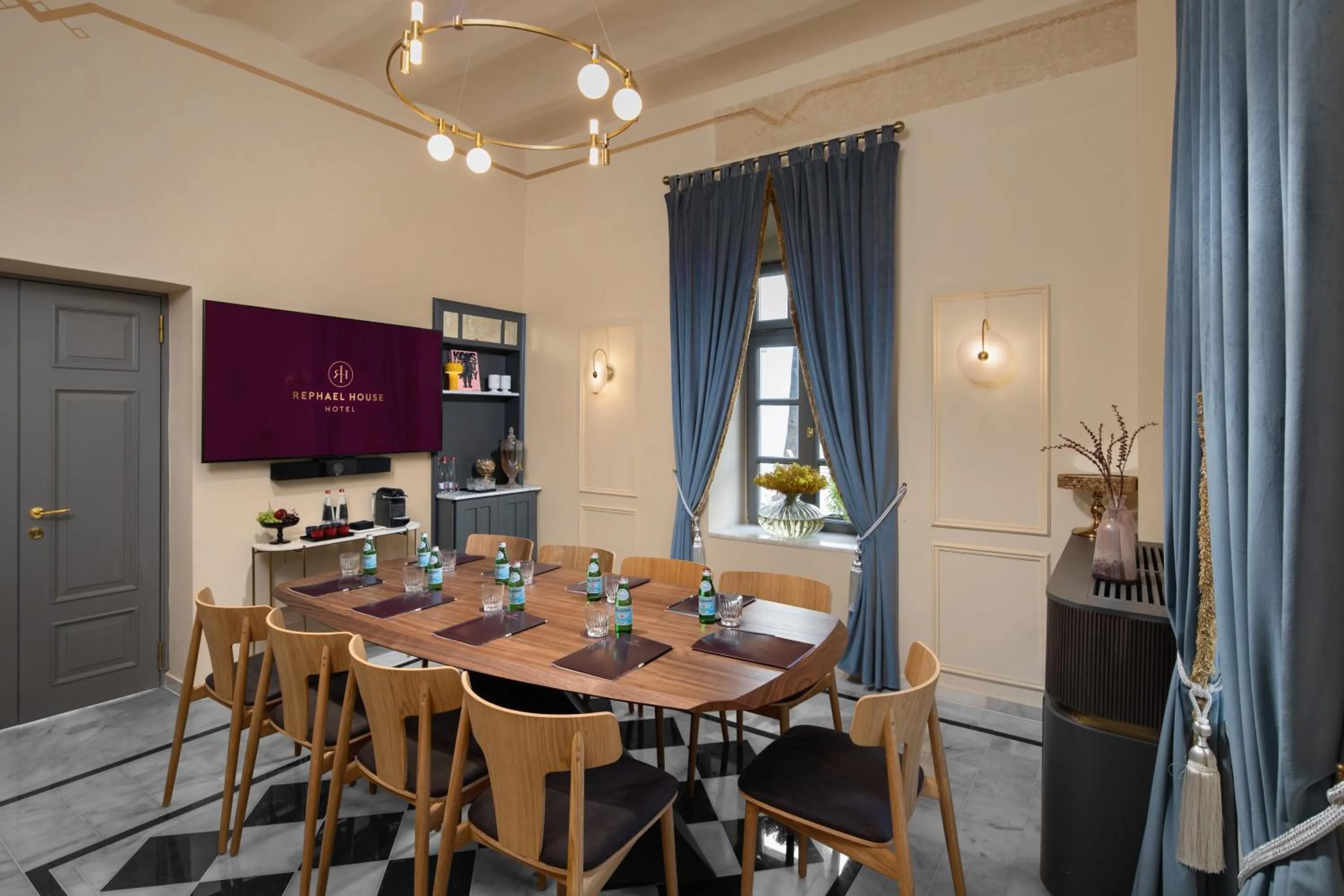 TV and multimedia in Rephael House Boutique Hotel