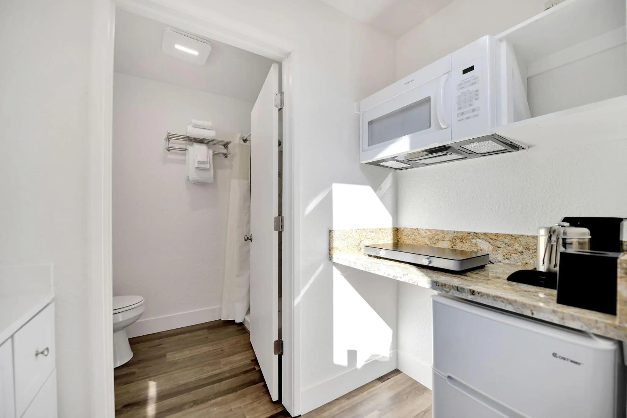 Coffee/tea facilities in Amador Hotel