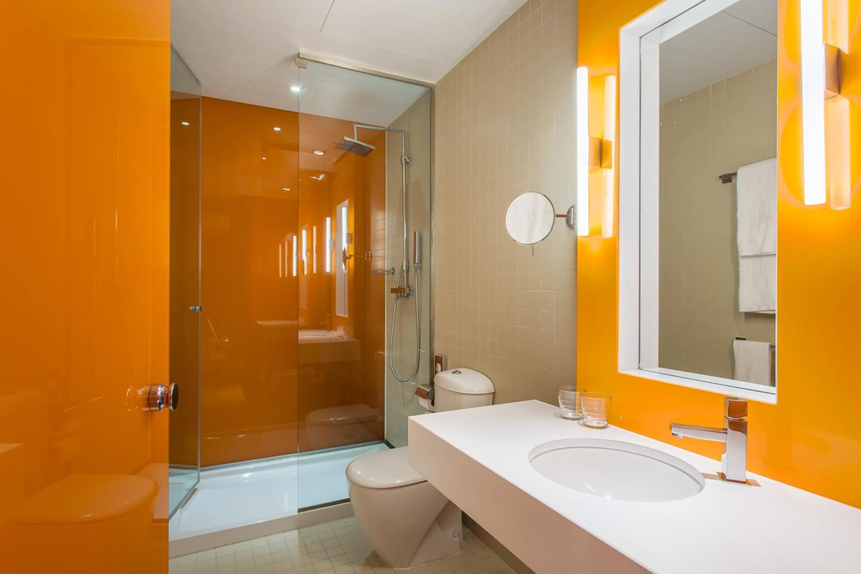 Shower in Room Mate Oscar, Madrid