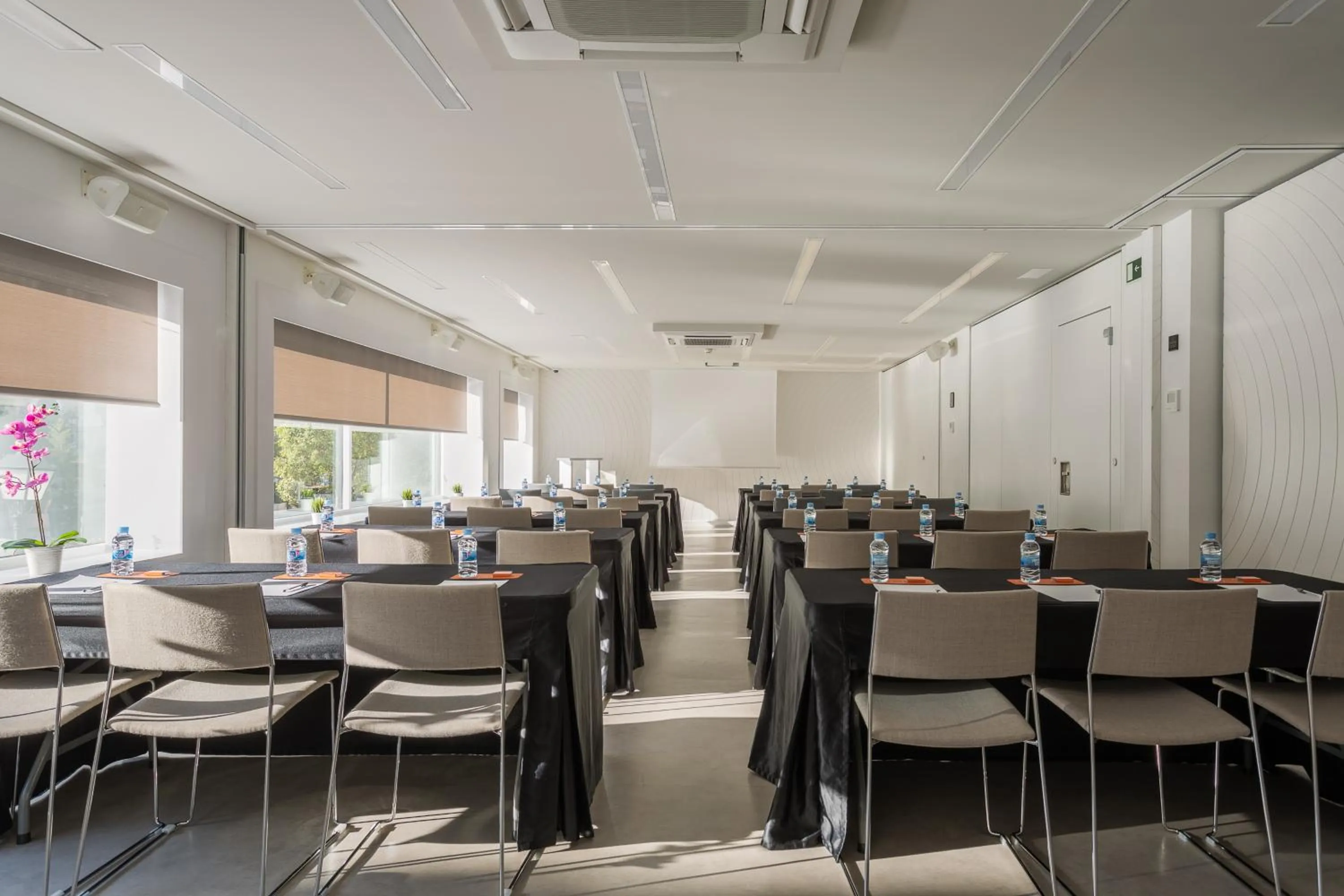 Business facilities in Room Mate Oscar, Madrid