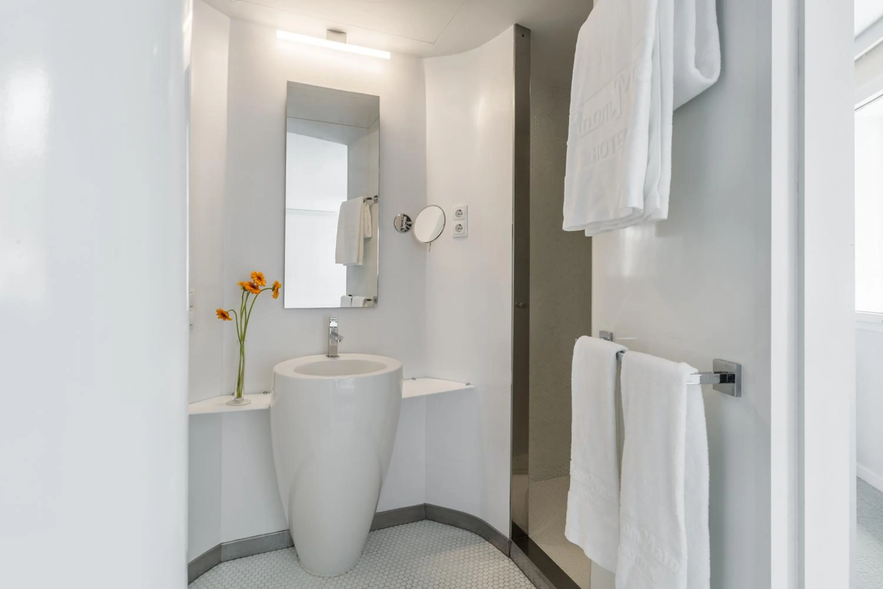 Bathroom in Room Mate Oscar, Madrid