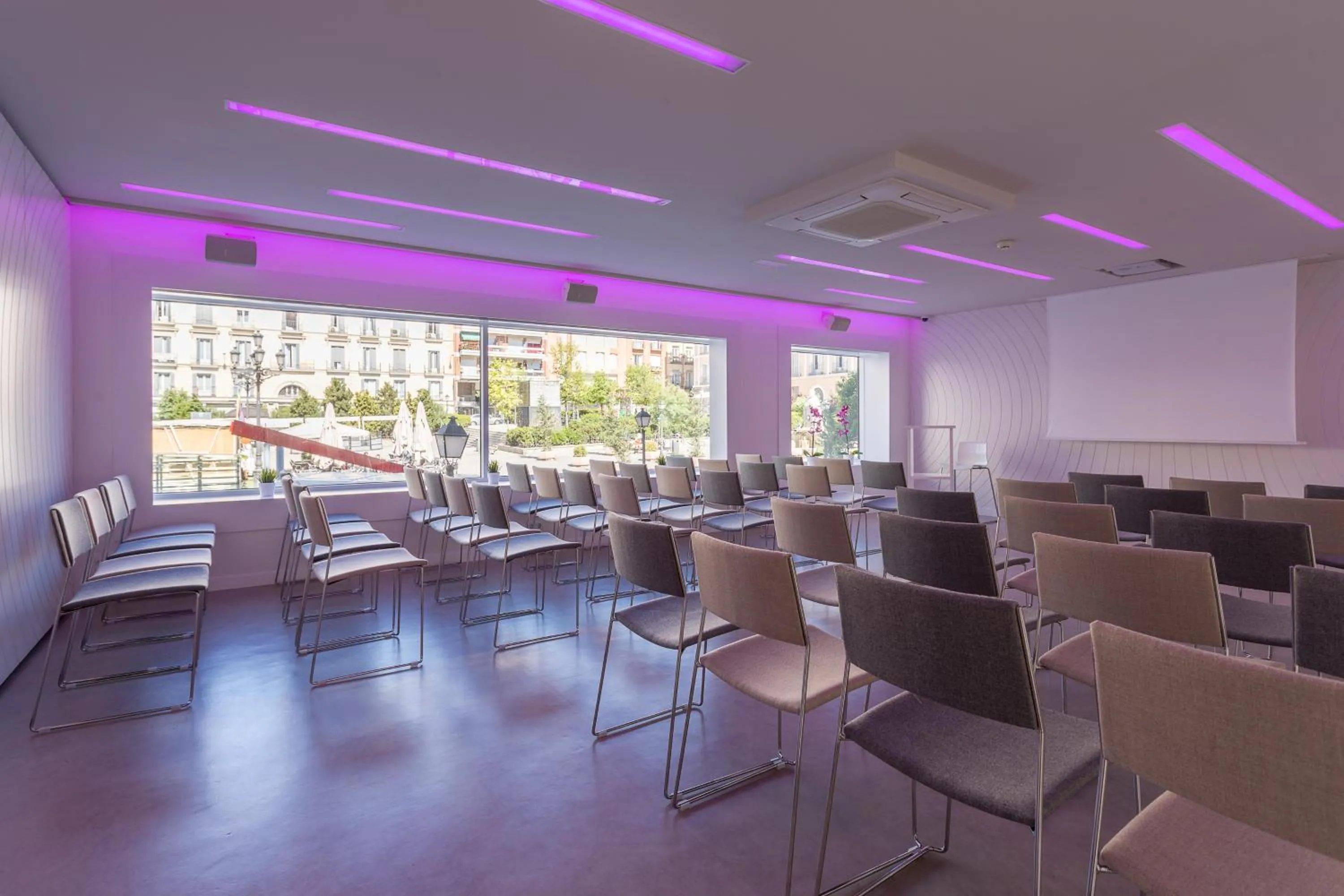 Business facilities in Room Mate Oscar, Madrid