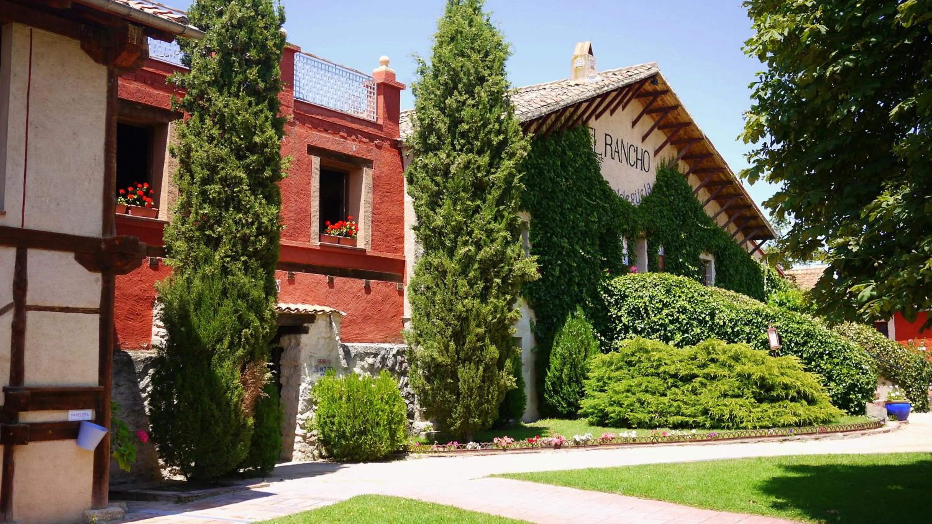 Facade/entrance in Hotel El Rancho