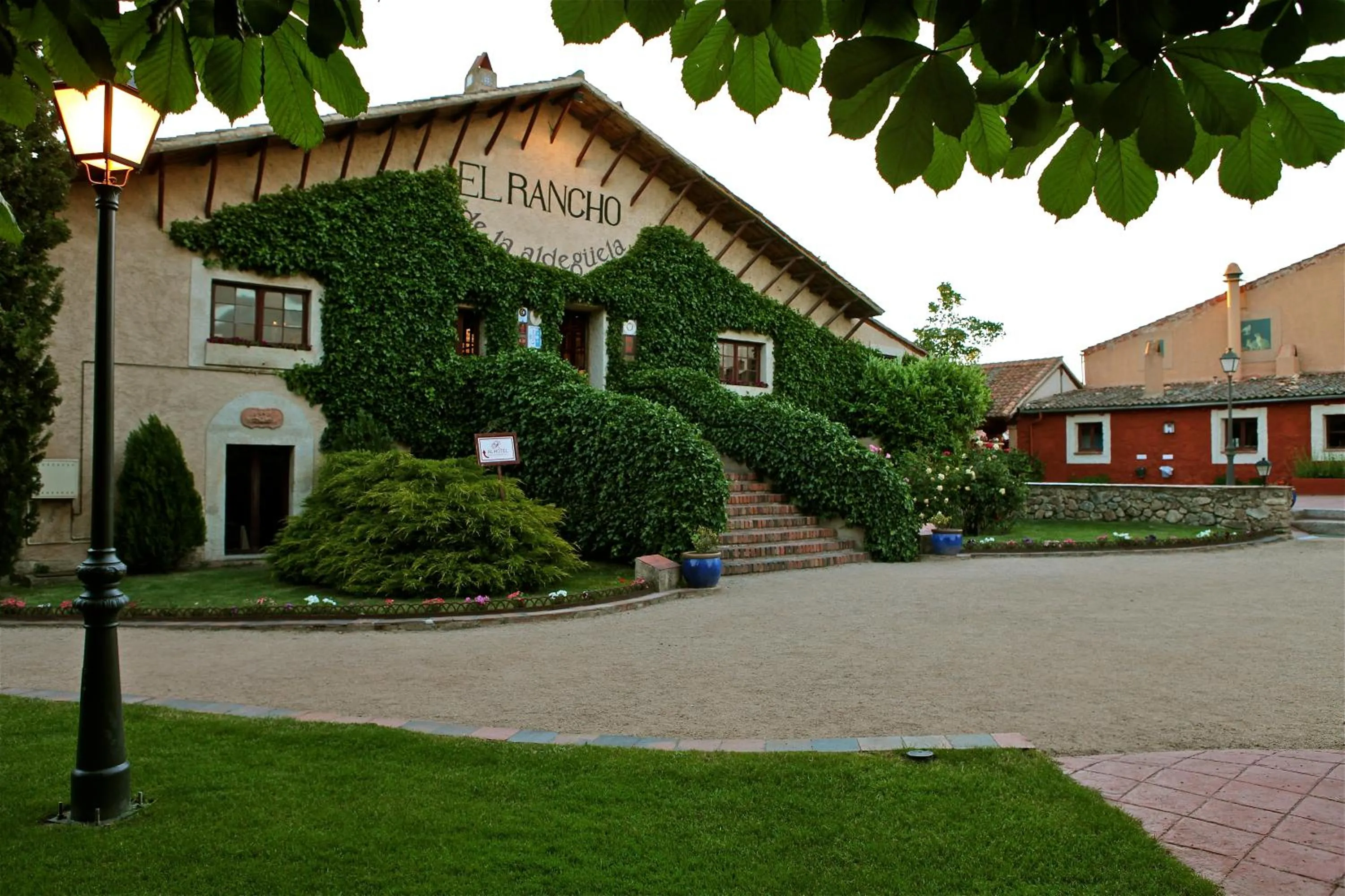 Facade/entrance in Hotel El Rancho