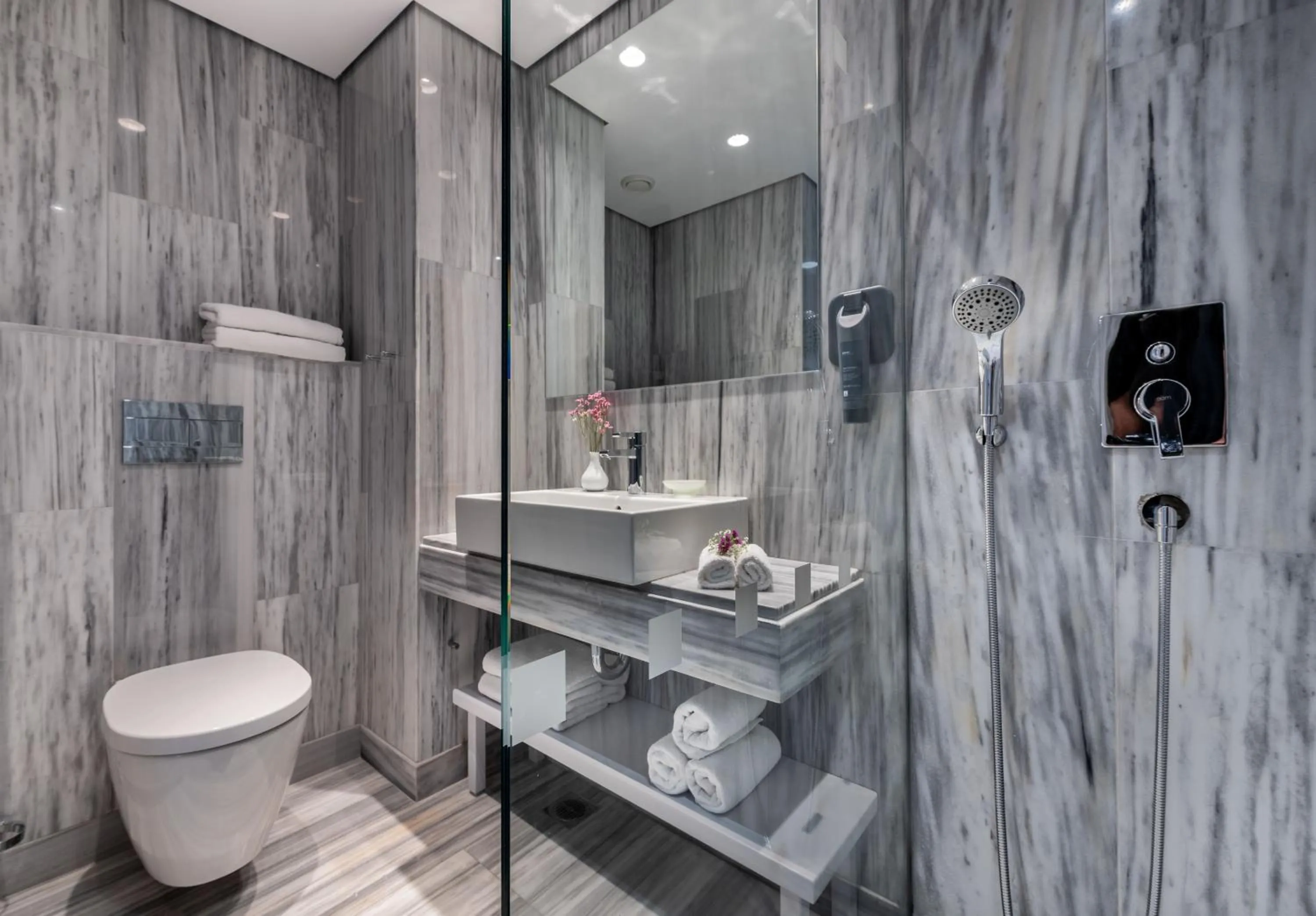 Bathroom in Aquila Rithymna Beach