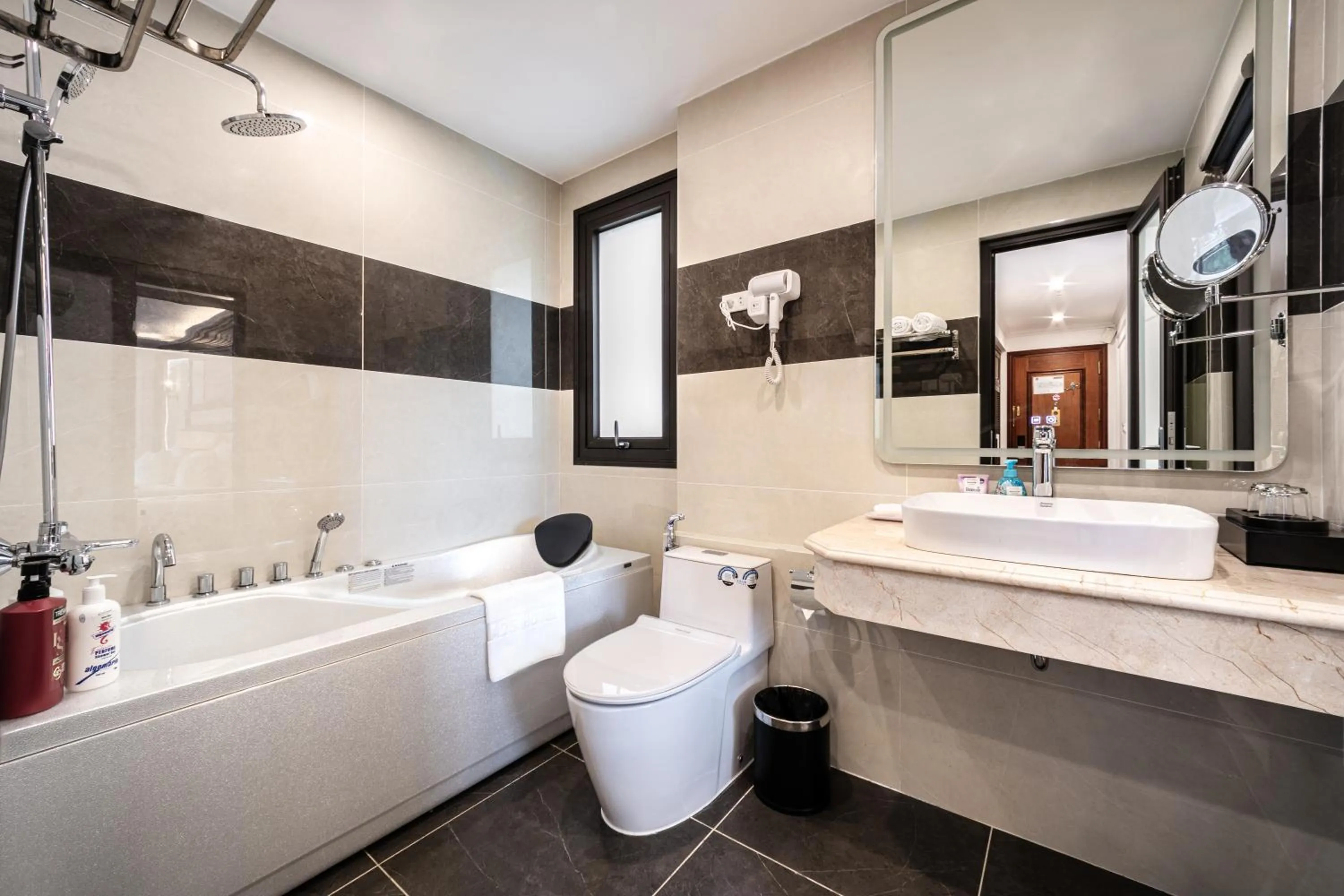 Toilet in A25 Hotel - 16 Miếu Đầm