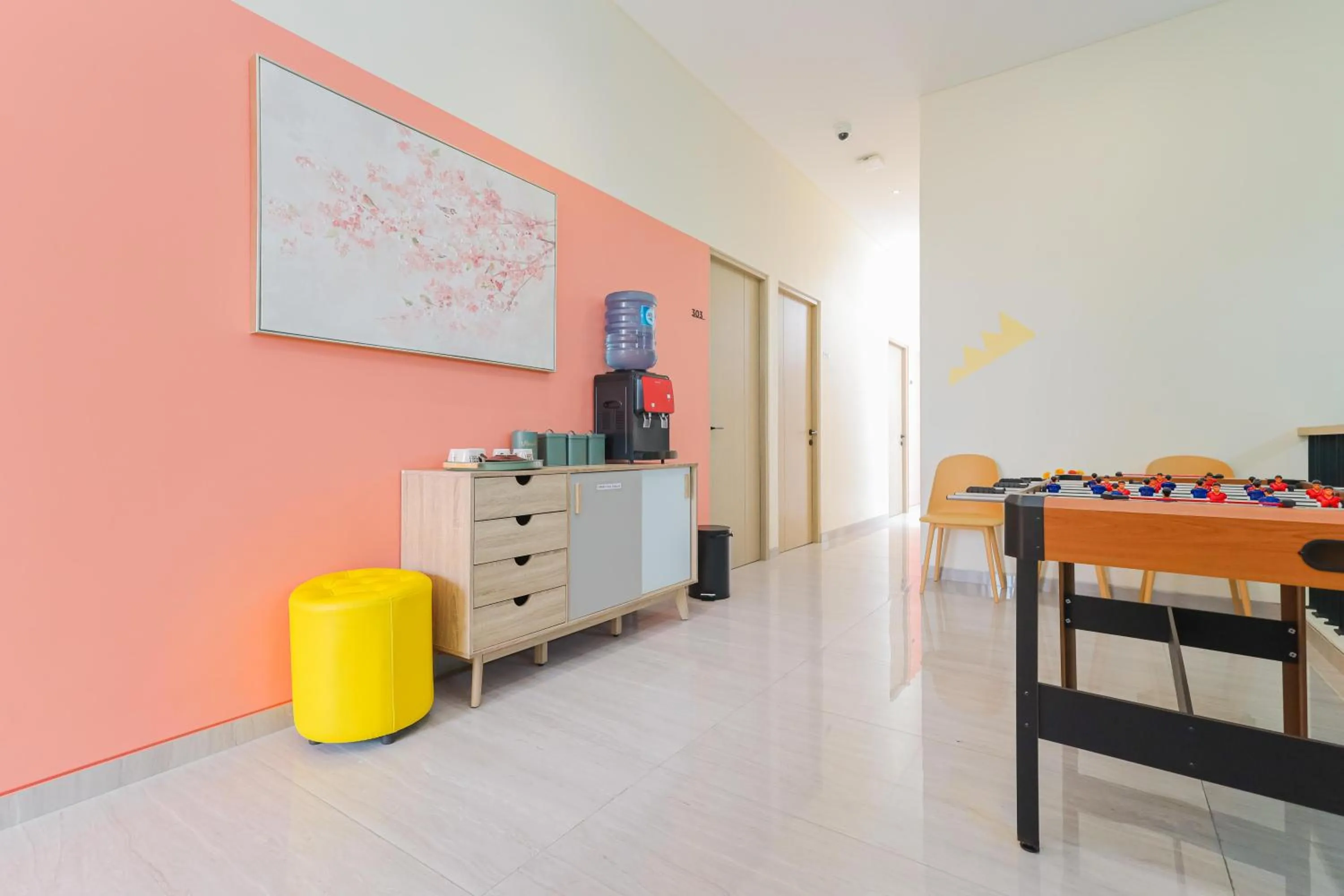 Kitchen or kitchenette in Sans Hotel Clover Ace Surabaya by RedDoorz