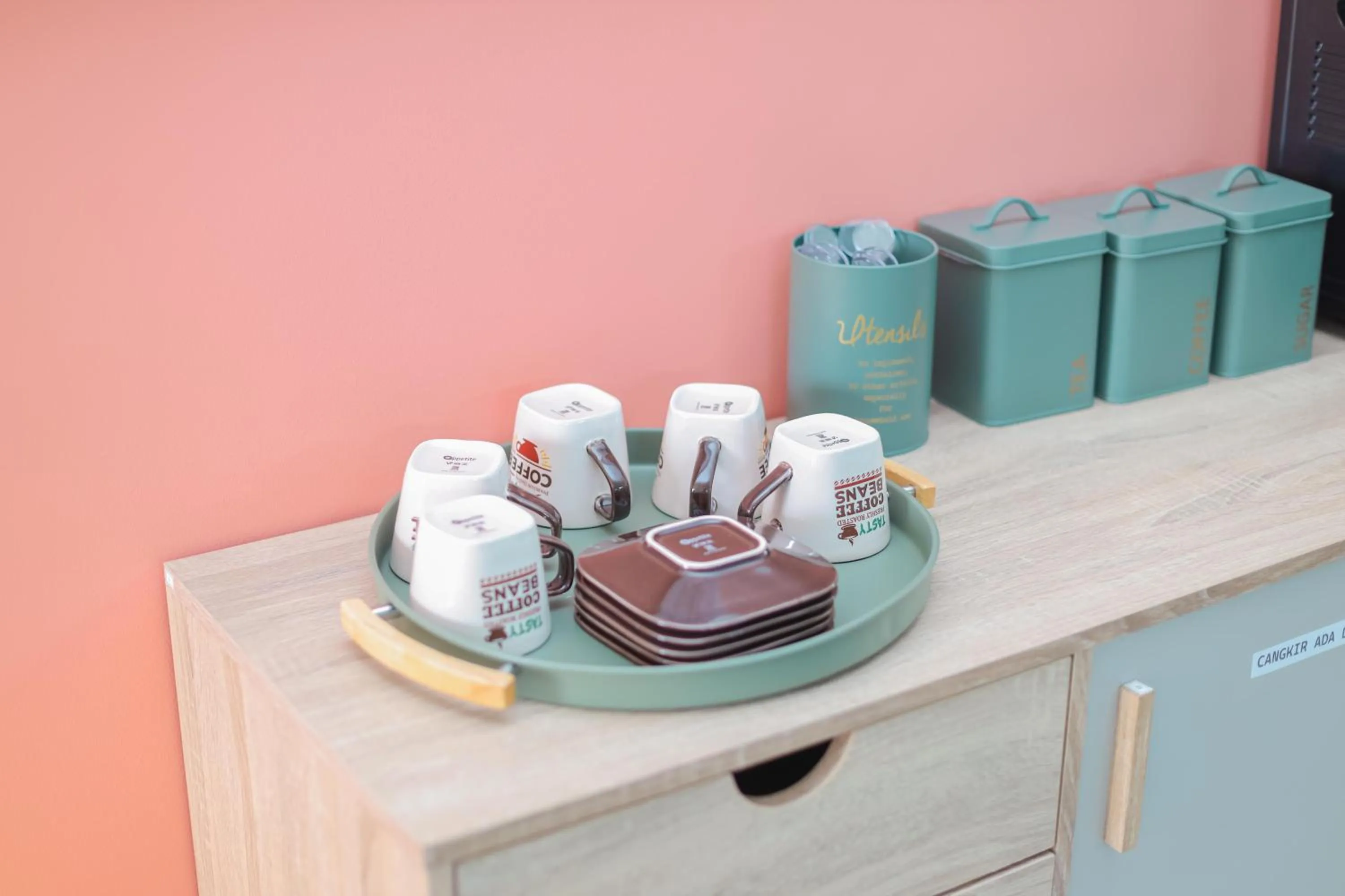 Coffee/tea facilities in Sans Hotel Clover Ace Surabaya by RedDoorz