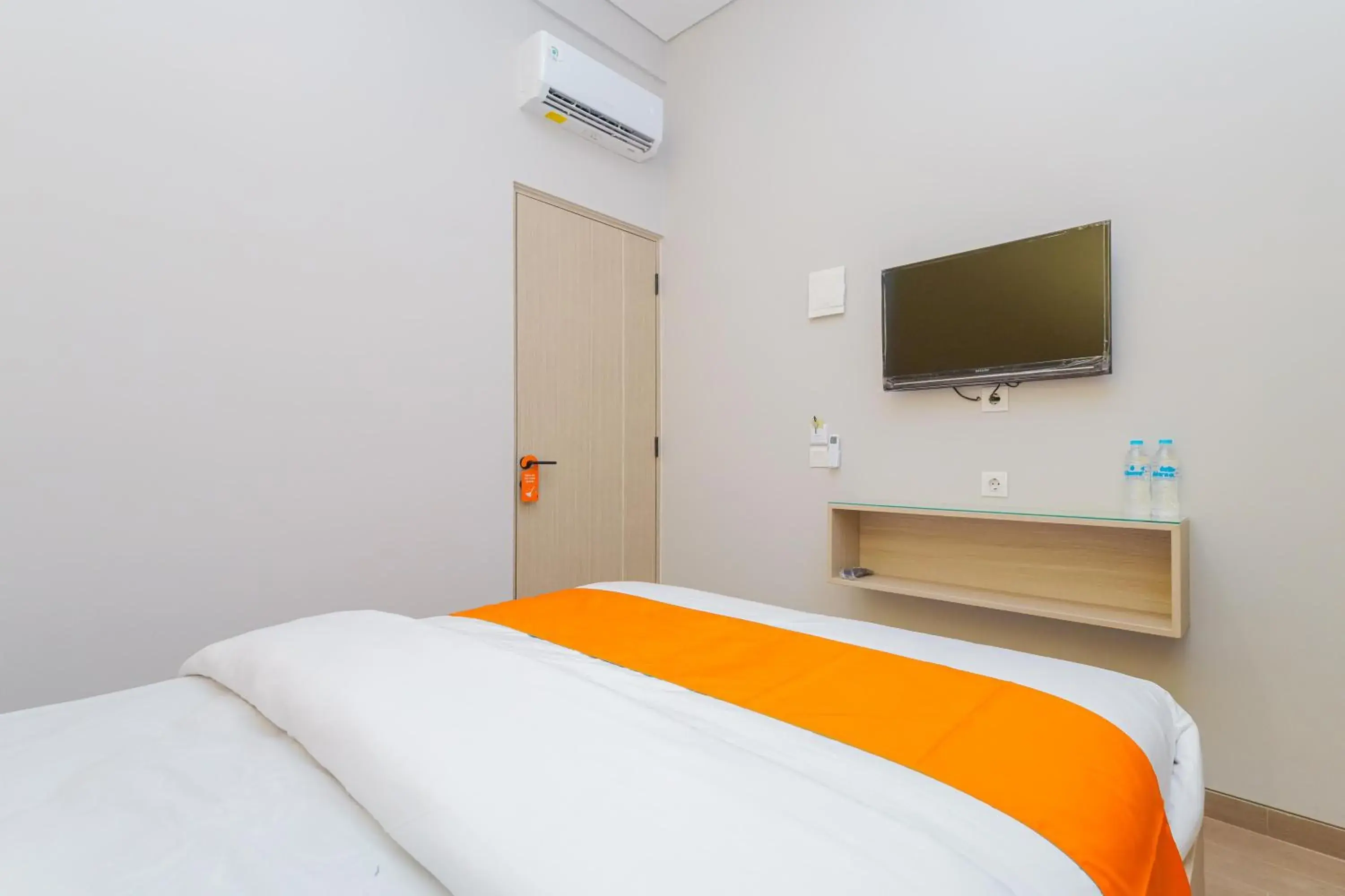 Bedroom, Bed in Sans Hotel Clover Ace Surabaya by RedDoorz Bedroom, Bed in Sans Hotel Clover Ace Surabaya by RedDoorz