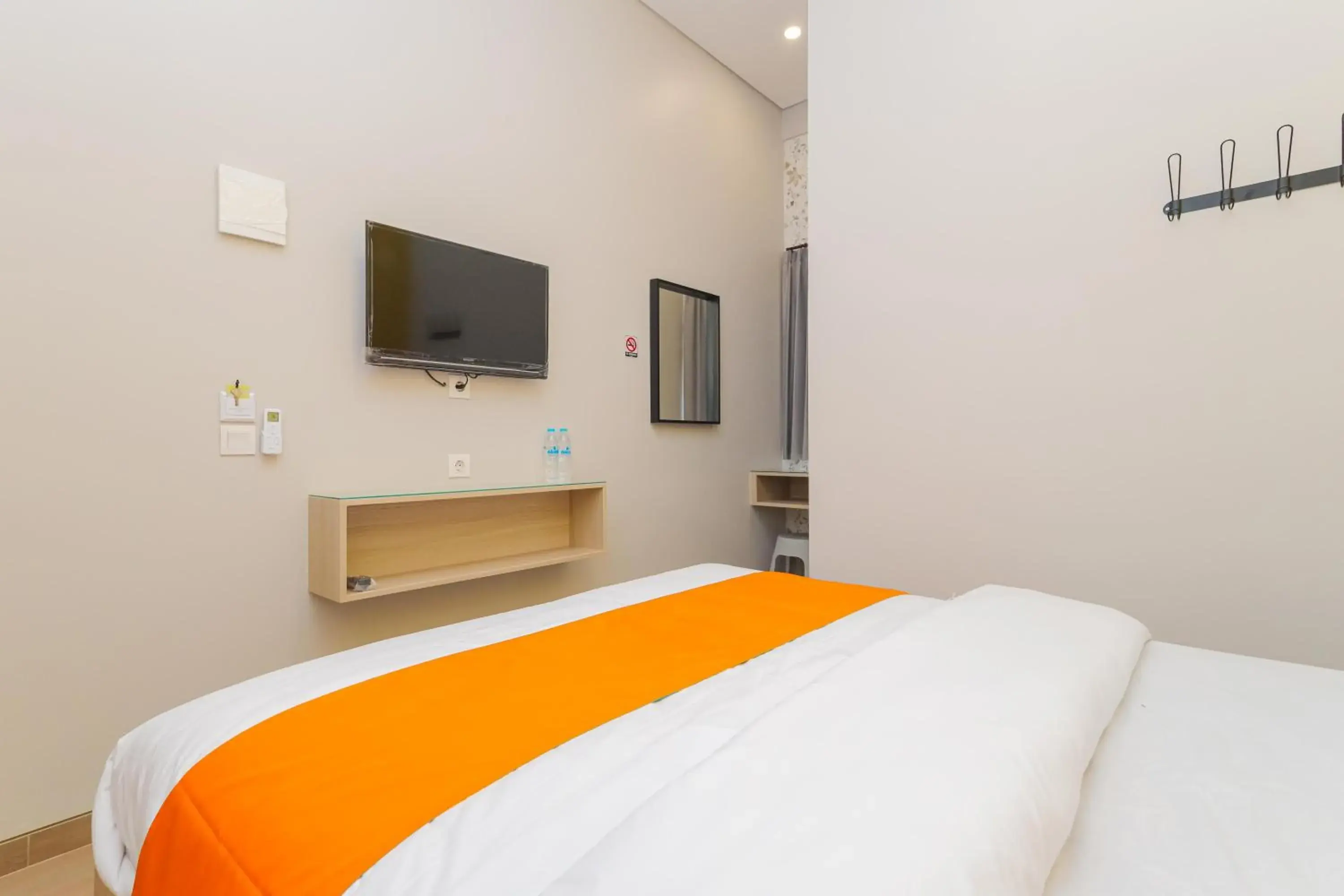 Bedroom, Bed in Sans Hotel Clover Ace Surabaya by RedDoorz Bedroom, Bed in Sans Hotel Clover Ace Surabaya by RedDoorz