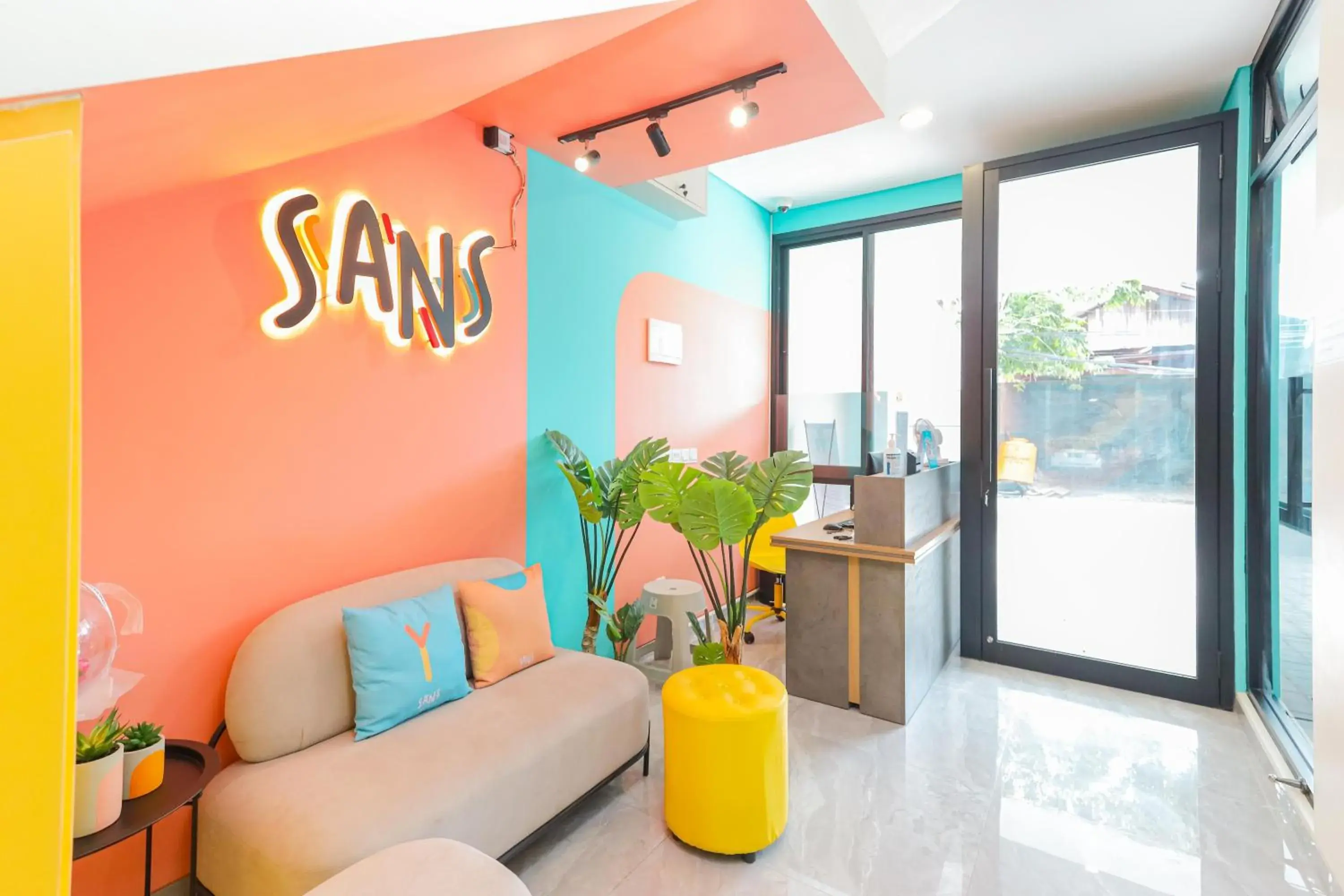 Lobby or reception in Sans Hotel Clover Ace Surabaya by RedDoorz Lobby or reception in Sans Hotel Clover Ace Surabaya by RedDoorz