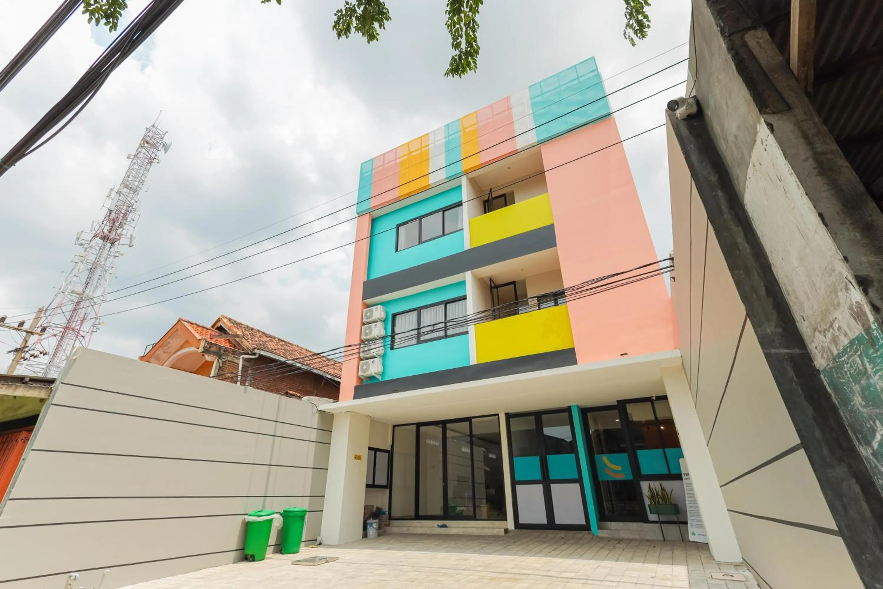 Property building in Sans Hotel Clover Ace Surabaya by RedDoorz