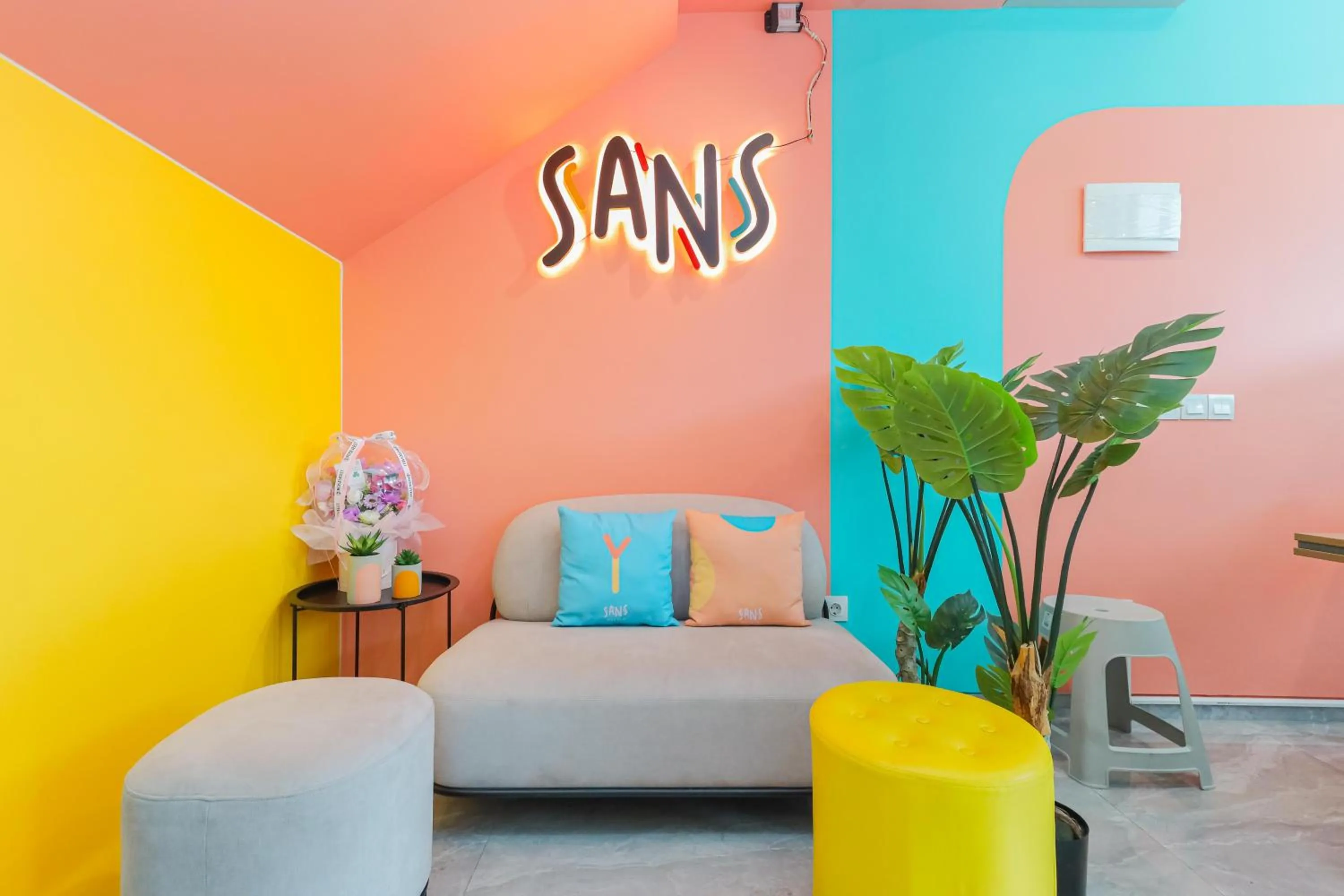 Living room in Sans Hotel Clover Ace Surabaya by RedDoorz